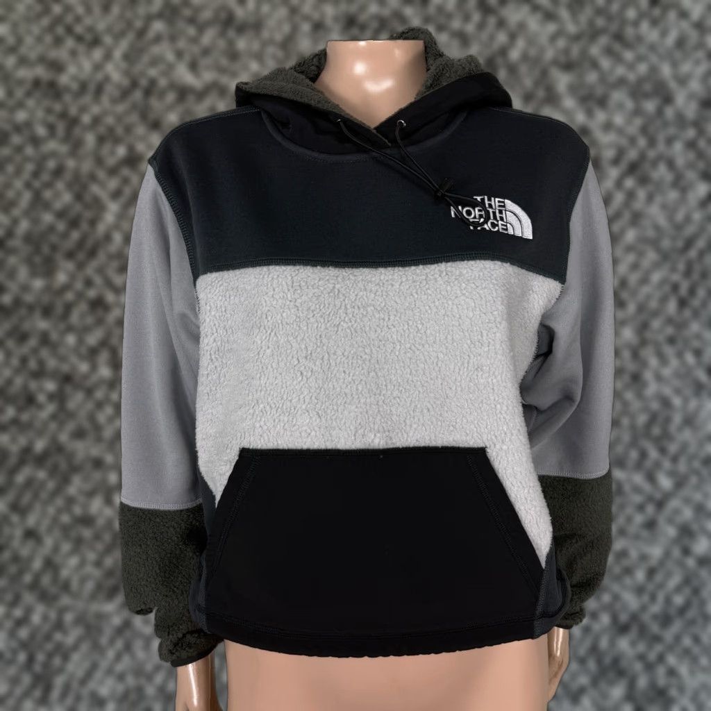 The North Face The North Face Women's Novelty Fleece Jacket XS Pullover Hooded Zip Short Jacket Black Solid Logo Classic Size XS / US 0-2 / IT 36-38 - 1 Thumbnail