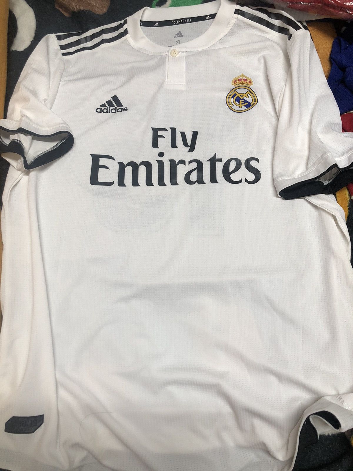 Real Madrid 18/19 player issue home shirt #15 Valverde