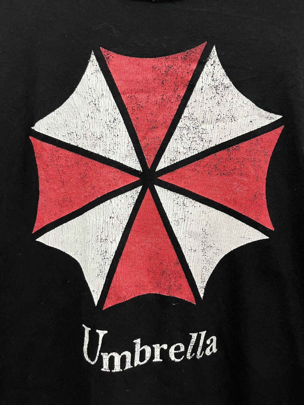 Other Vintage resident evil umbrella owen hyatt somar Size US M / EU 48-50 / 2 - 3 Thumbnail