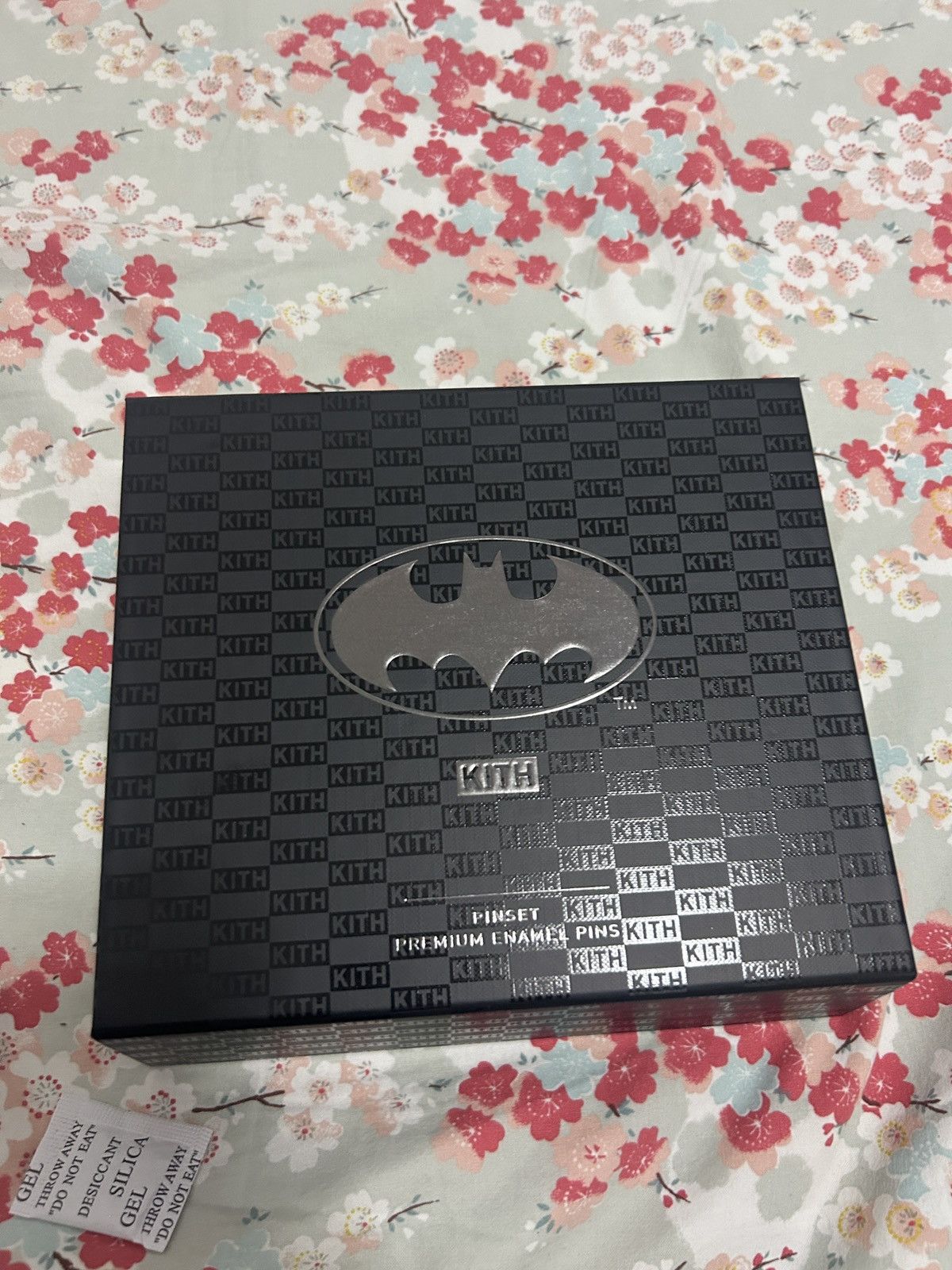 DC Comics × Kith Kith x batman pin set (7) enamel Size ONE SIZE - 4 Thumbnail