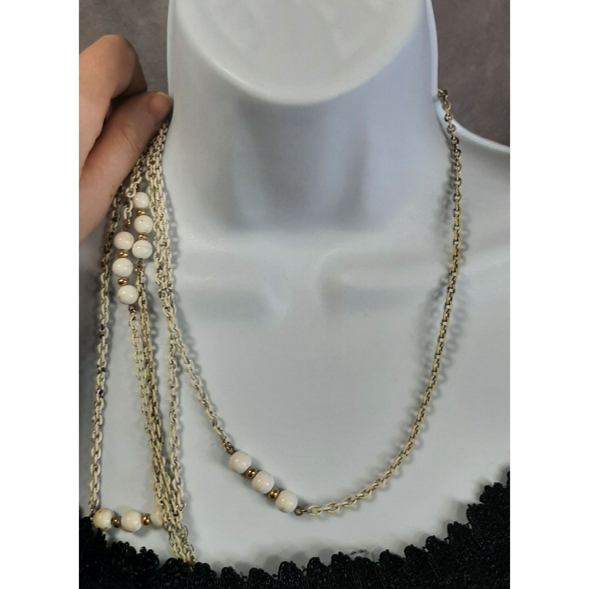 Other Vintage Retro White Beaded Chain Necklace With Gold Tone Acc Size ONE SIZE - 3 Thumbnail