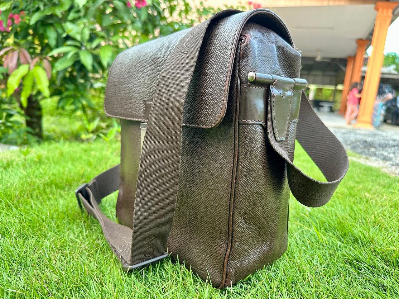 Louis Vuitton Authentic Louis Vuitton Grizzli Taiga Yaranga Porte Appareil Size ONE SIZE - 3 Thumbnail