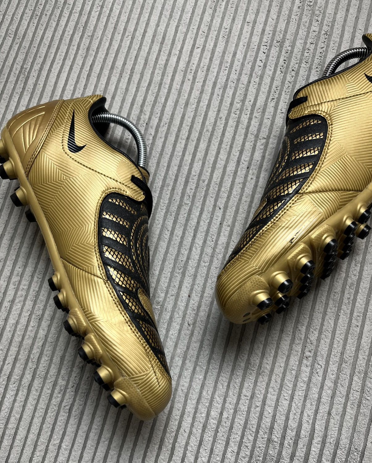 Nike Hype Nike Total 90 Shoot II MG Gold Football Cleats 00s Size US 9.5 / EU 42-43 - 8 Thumbnail