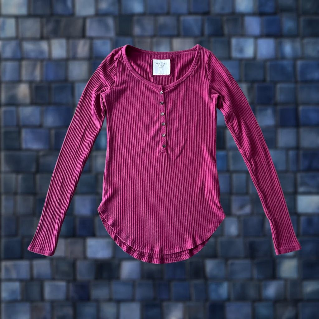 Abercrombie & Fitch VINTAGE Abercrombie & Fitch Top Womens XS Henley Ribbed Magenta Y2K Bella Swan Shirt Womens XS Magenta 90s Y2K Bella Swan Size XS / US 0-2 / IT 36-38 - 1 Thumbnail