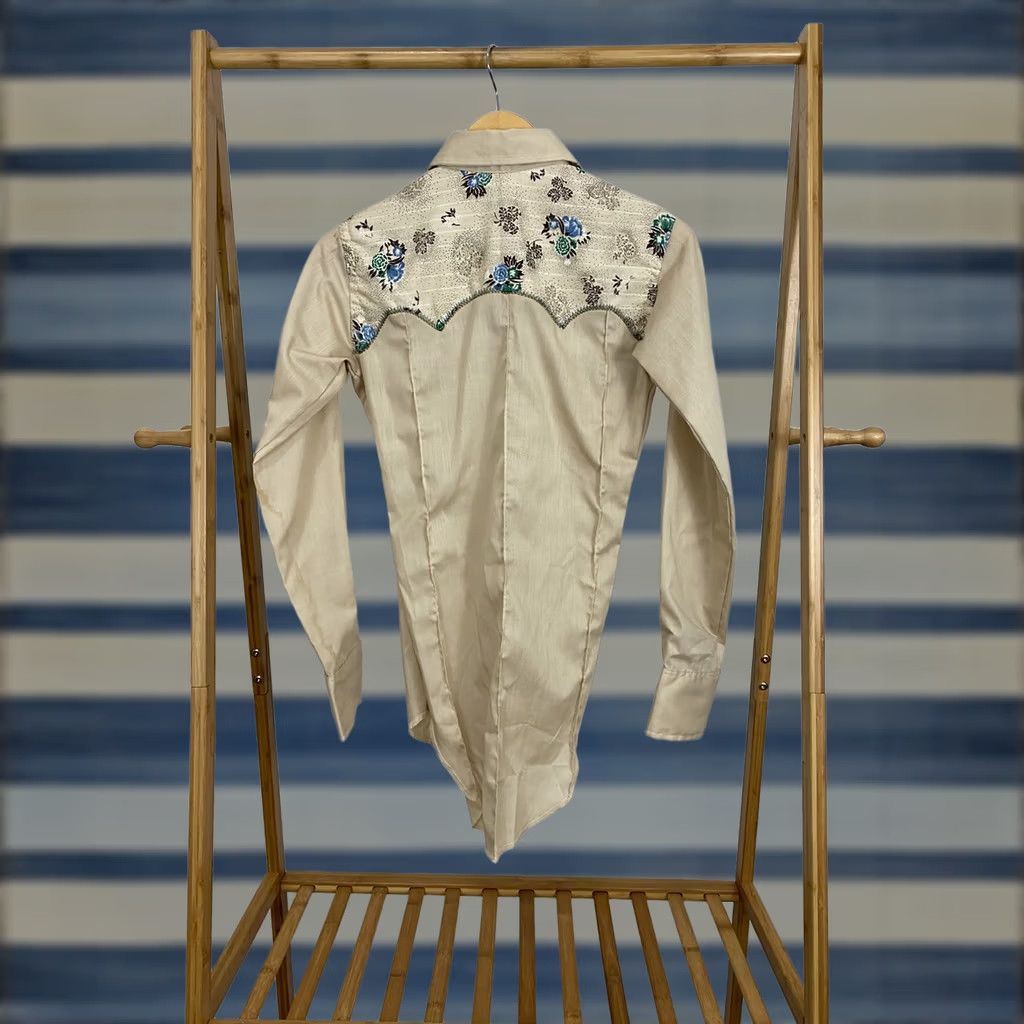 Wrangler VTG Wrangler Floral Rodeo Pearl Snap Single Needle Long Tail Shirt XS NWOT Mens Beige Floral Pattern 90s Rodeo Wrangler Pearl Snap Shirt XS Mens Size US XS / EU 42 / 0 - 1 Thumbnail