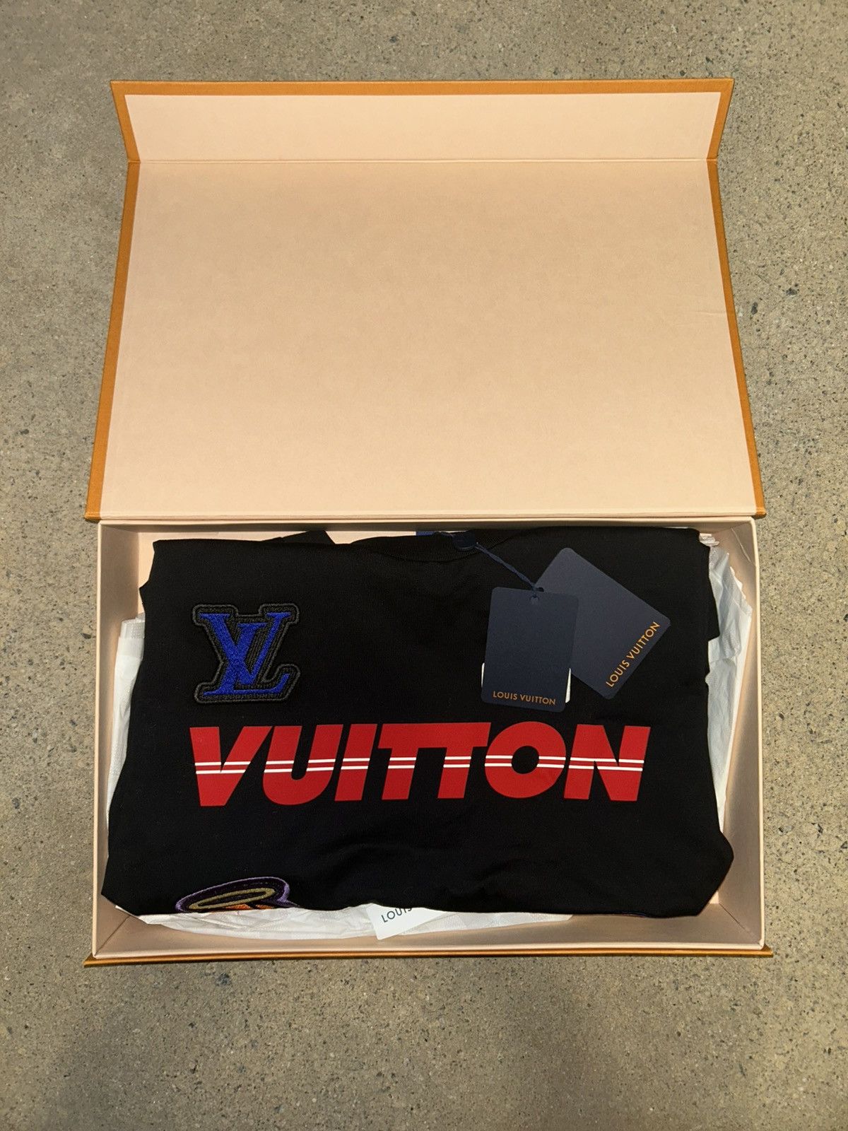 Louis Vuitton LV NBA print & Multi emblem Shirt Size US S / EU 44-46 / 1 - 7 Thumbnail