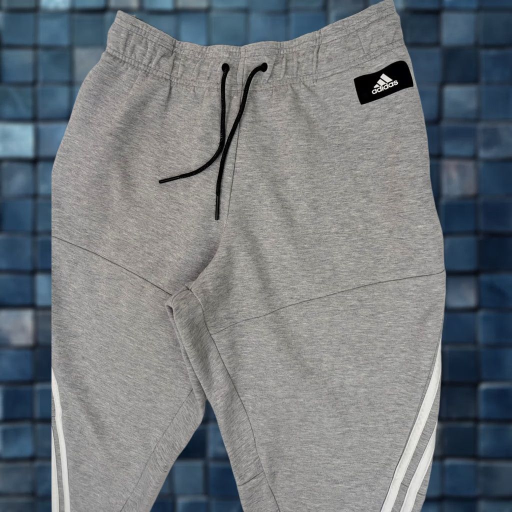 Adidas Adidas Multisport Cropped Sweat Pants Women XS Regular 28in Gray Three Stripe Heather Gray Sport Athleisure Modern Casual Pants Women XS Streetwear Size 40" / US 18 - 1 Thumbnail
