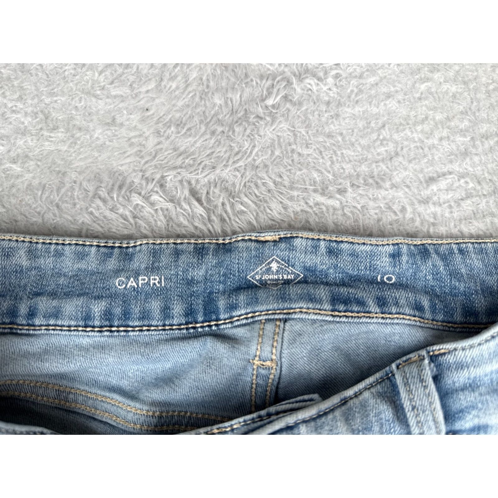 Vintage St. John's Bay Jeans Capri Denim Blue 30x20 Regular 10 Women’s Mid Rise Distressed Cotton Blend 5-Pocket Capris Sized Size 32" / US 10 / IT 46 - 6 Thumbnail