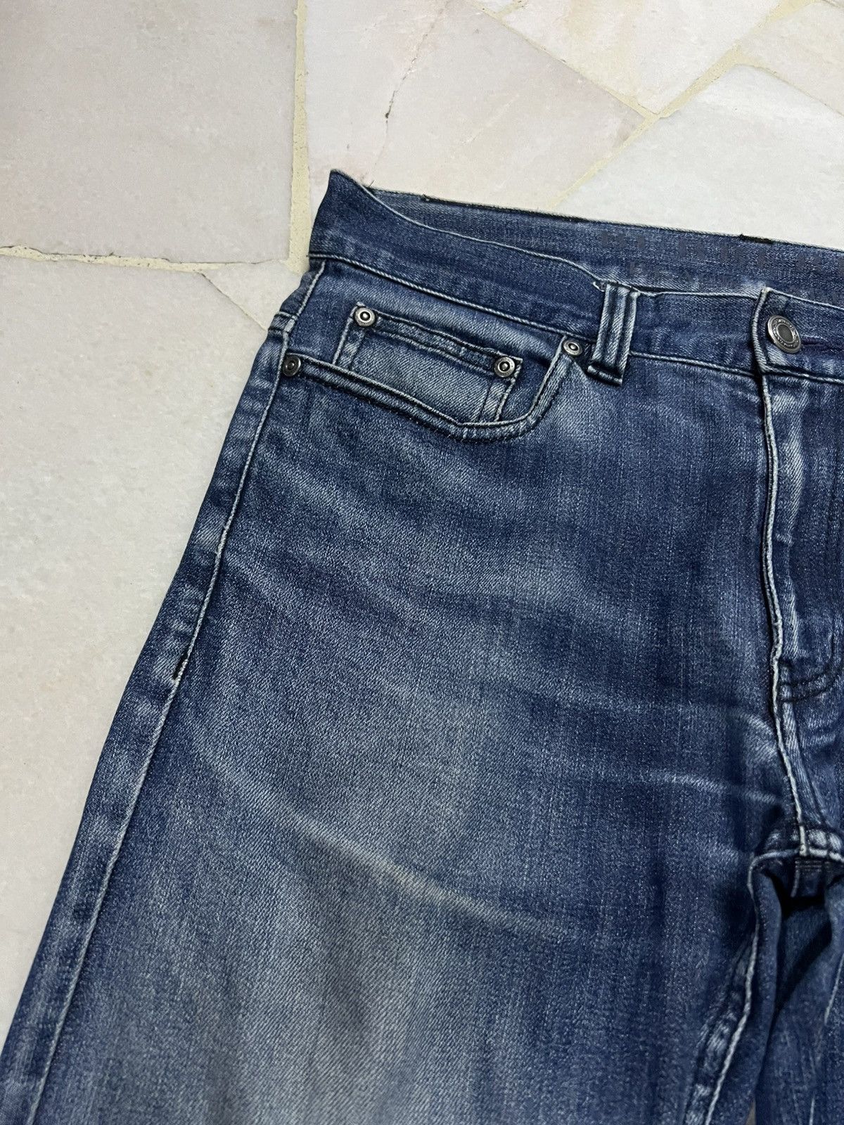 Burberry BURBERRY BLACK LABEL DISTRESSED WASHED JEAN Size US 30 / EU 46 - 7 Thumbnail
