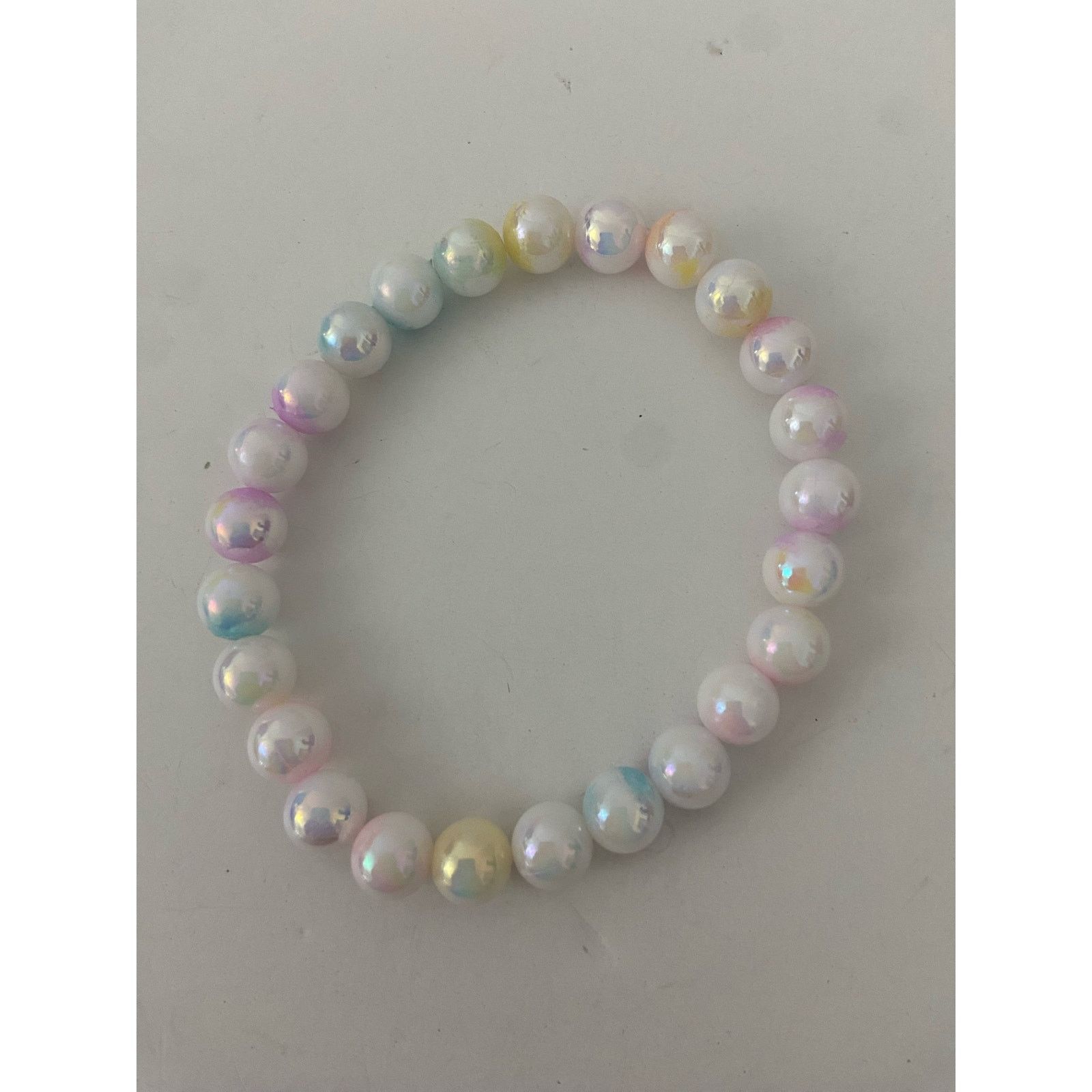 Handmade white bead bracelet with pastel sheen Size ONE SIZE - 4 Thumbnail