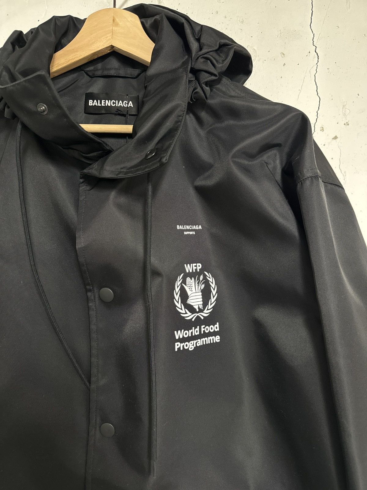 Balenciaga FW18 WFP World Food Programme Windbreaker Jacket NWT (46) Size US M / EU 48-50 / 2 - 1 Thumbnail