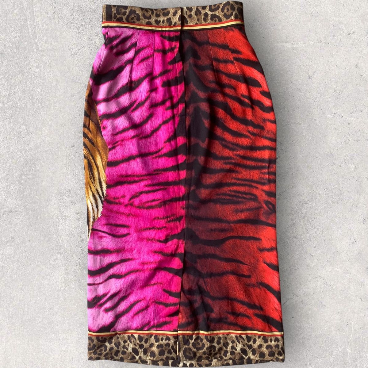 Dolce & Gabbana SS20 Tiger Print Silk Pencil Skirt Size 26" / US 2 / IT 38 - 3 Thumbnail