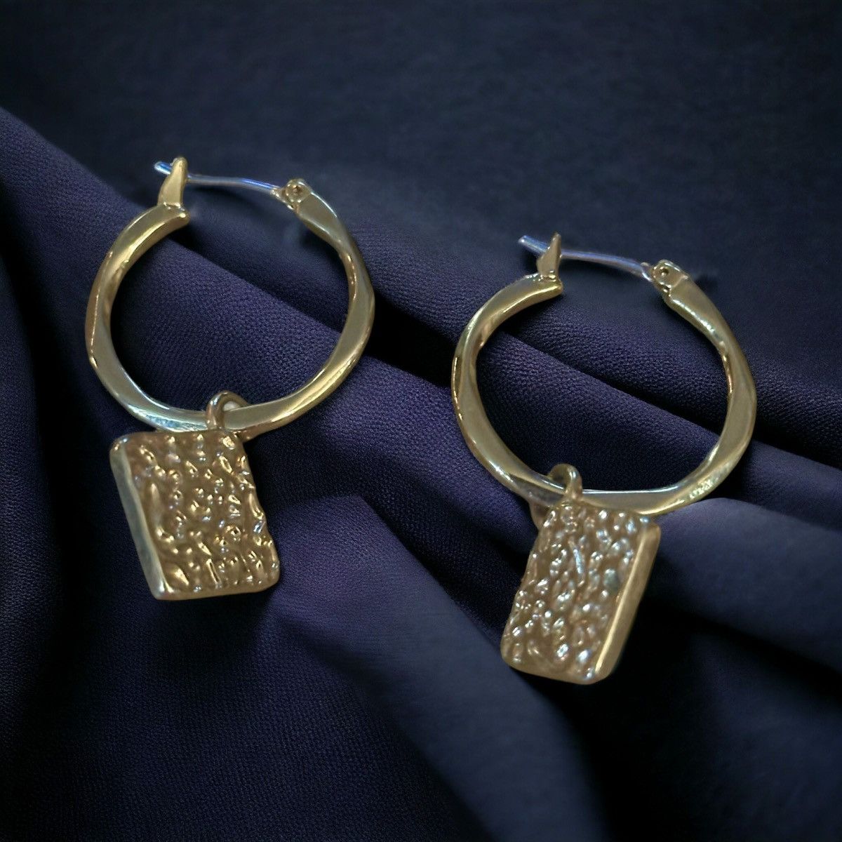 Other Gold tone hexagon hoop earrings with pebbled charm Size ONE SIZE - 1 Thumbnail