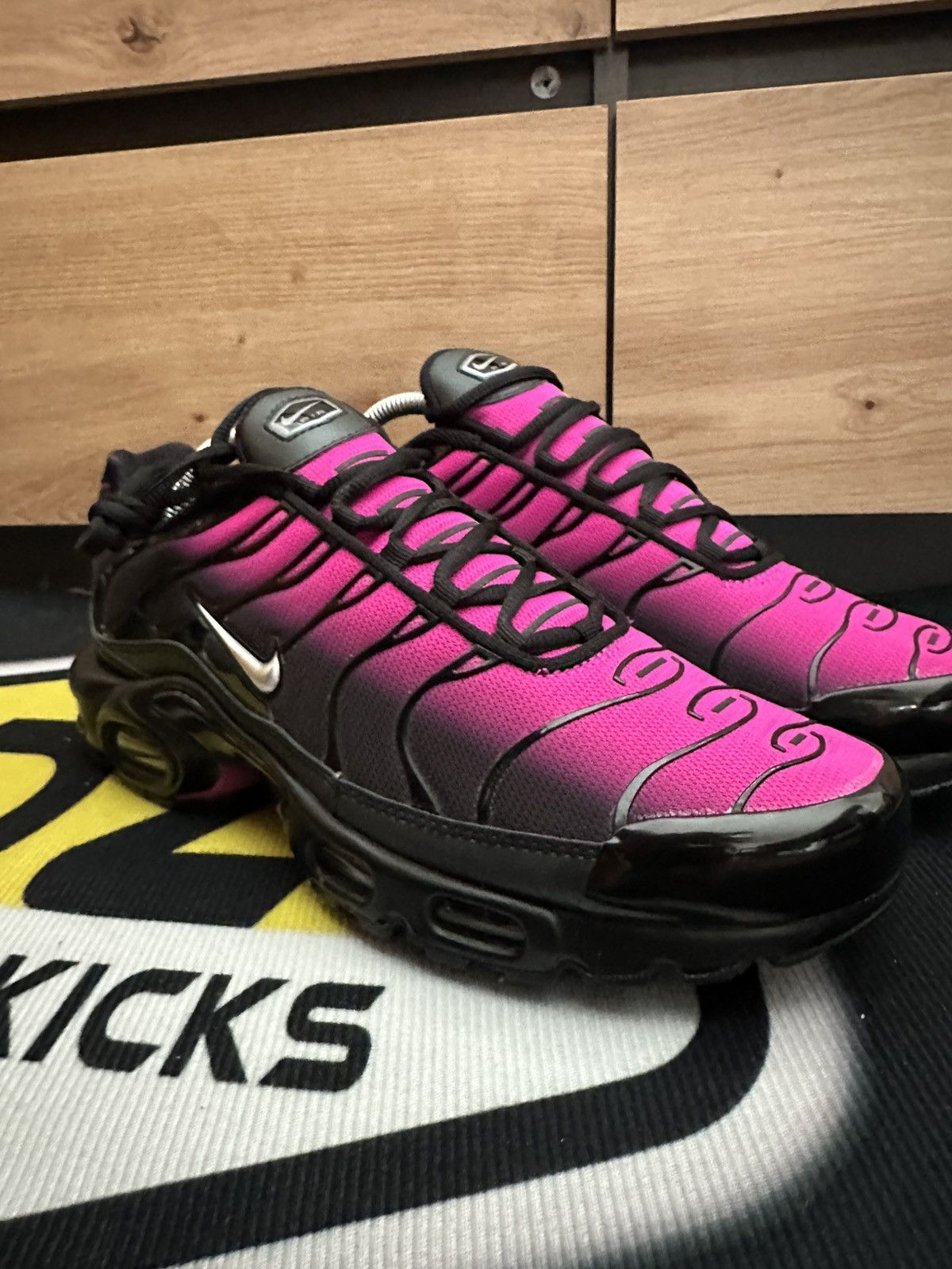 Nike Nike Air Max Plus Black/pink Size US 9 / EU 42 - 2 Thumbnail