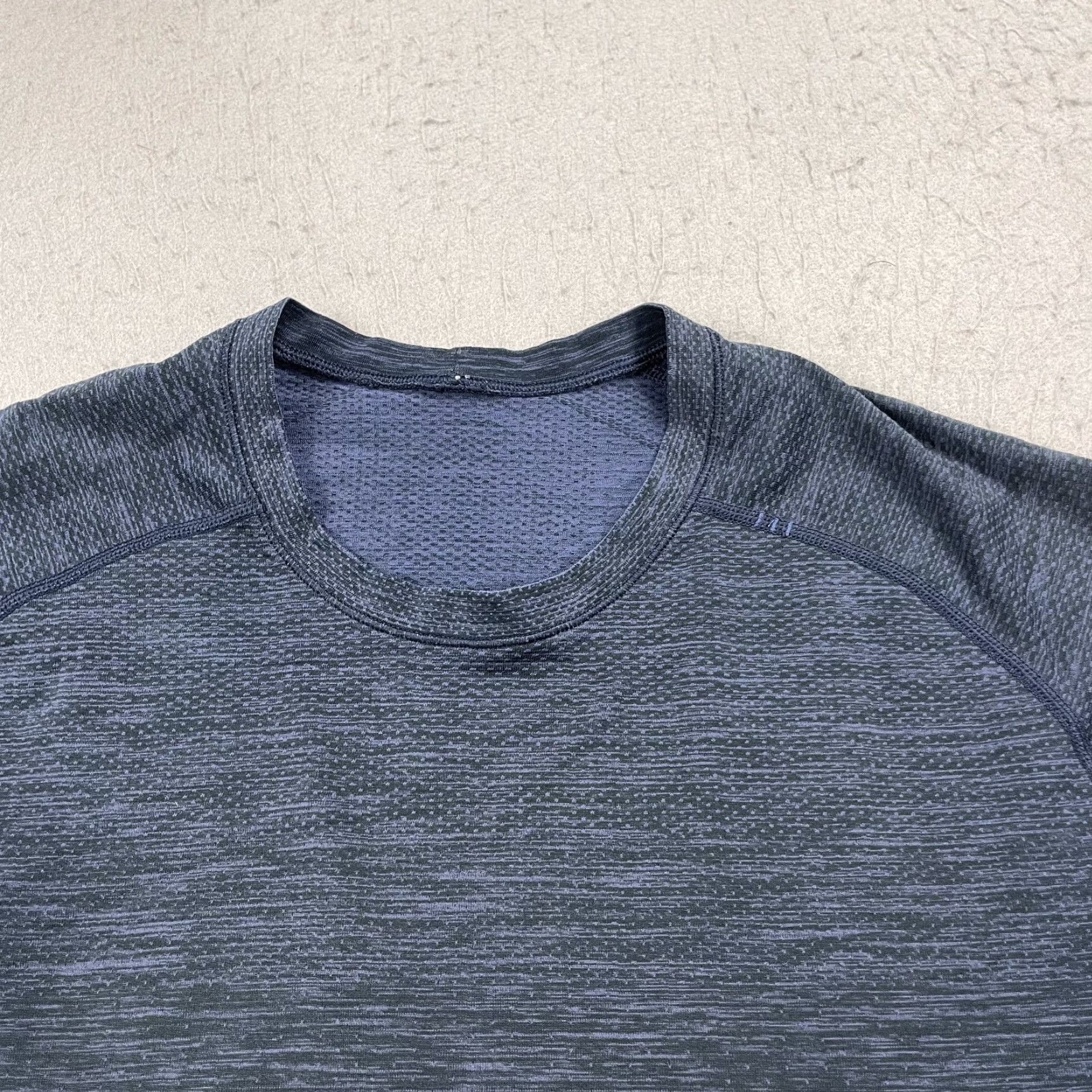 Lululemon Lululemon Shirt Mens Large Blue Heather Performance Gym Stretch Metal Vent Lift Size US L / EU 52-54 / 3 - 2 Thumbnail