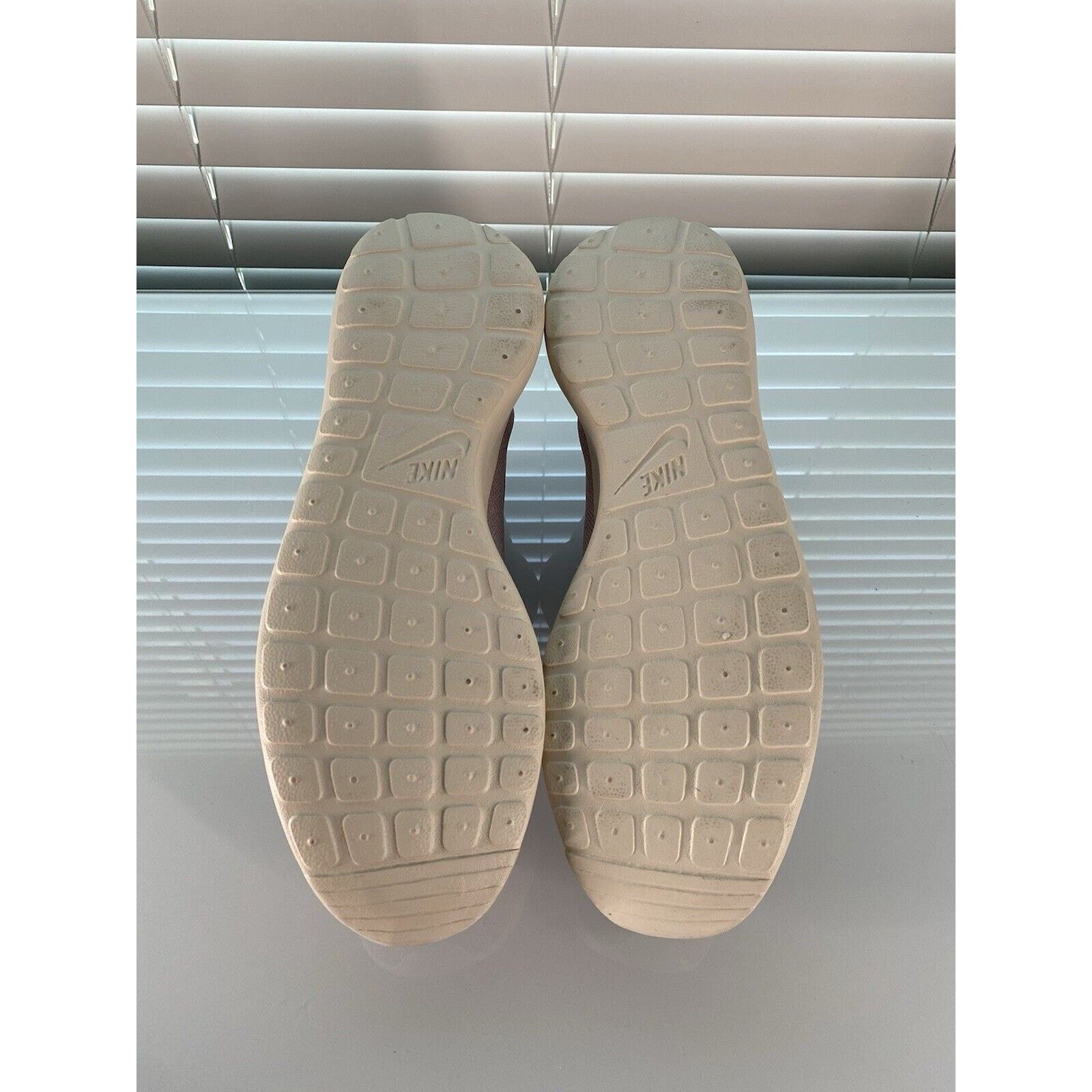 Nike Nike Roshe One Women's Size 6 Purple Athletic Shoes Size US 5.5 / IT 35.5 - 5 Thumbnail