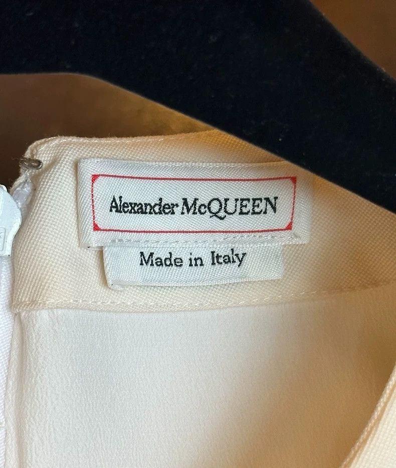 Alexander McQueen Alexander McQUEEN size 40 Right angled shoulder dress 2505 Size S / US 4 / IT 40 - 3 Thumbnail