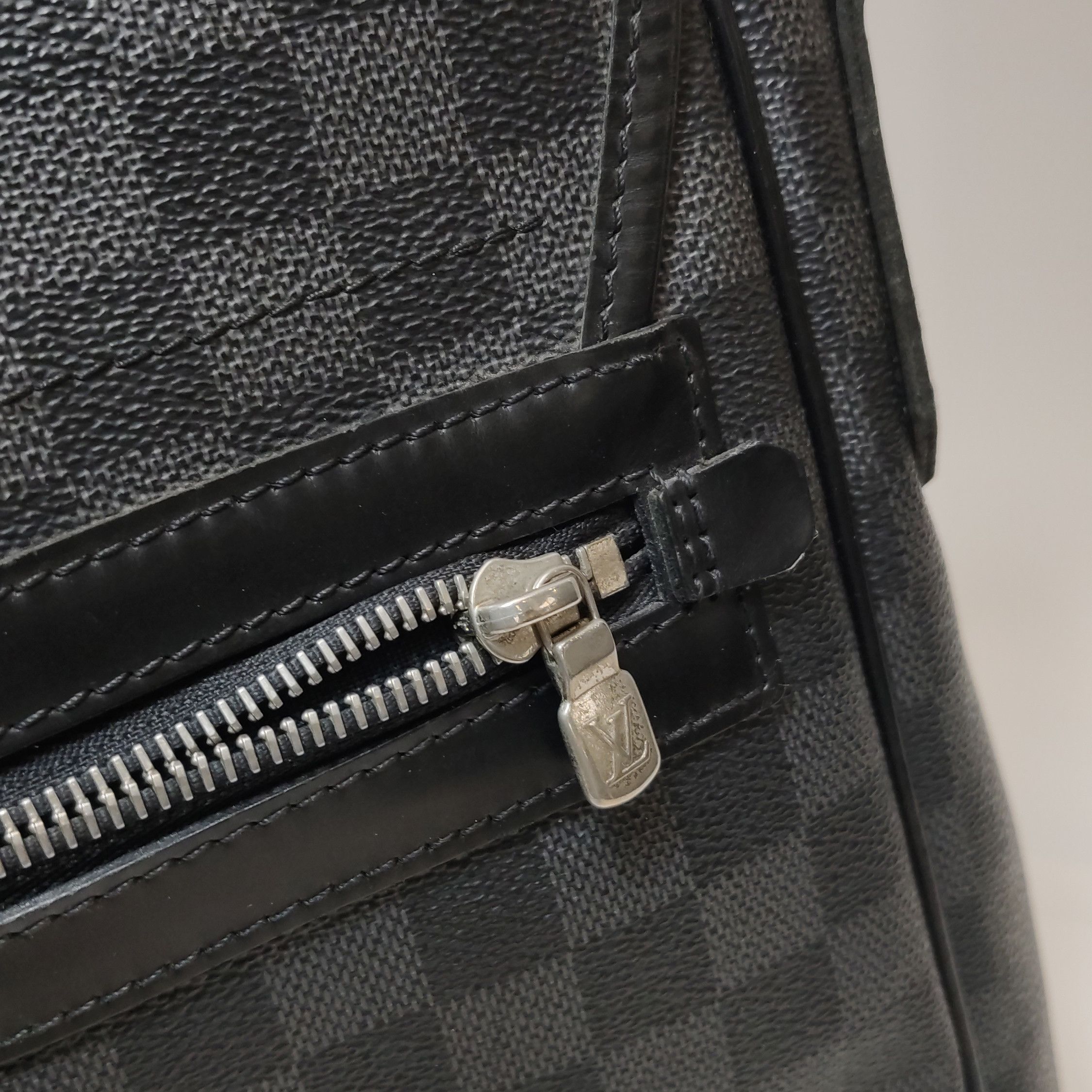 Louis Vuitton Louis Vuitton (LV) District leather checkerboard flap messe Size ONE SIZE - 2 Thumbnail