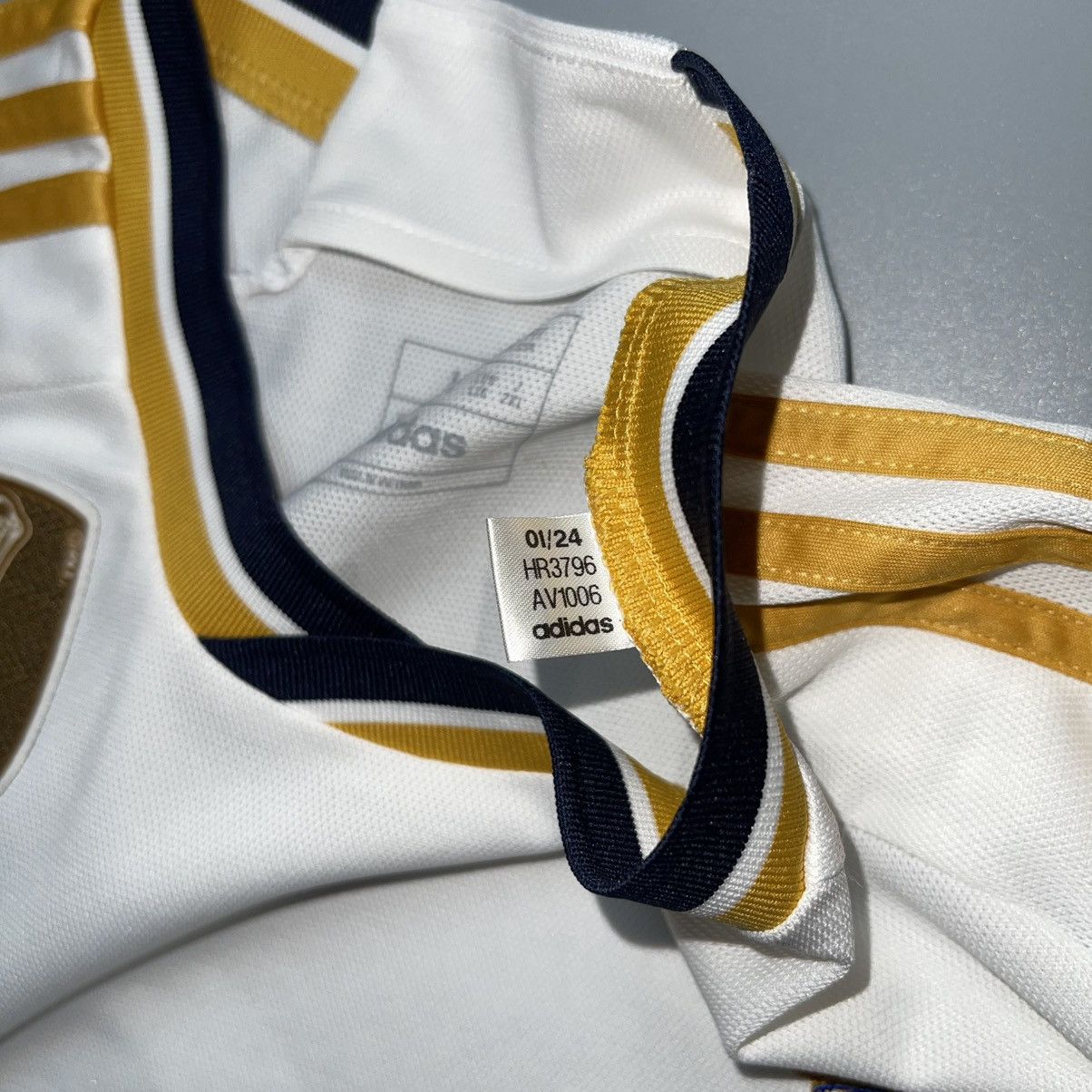 Adidas × Vintage REAL MADRID 2023/2024 FOOTBALL HOME JERSEY #18 TCHOUAMENI Size US L / EU 52-54 / 3 - 7 Thumbnail