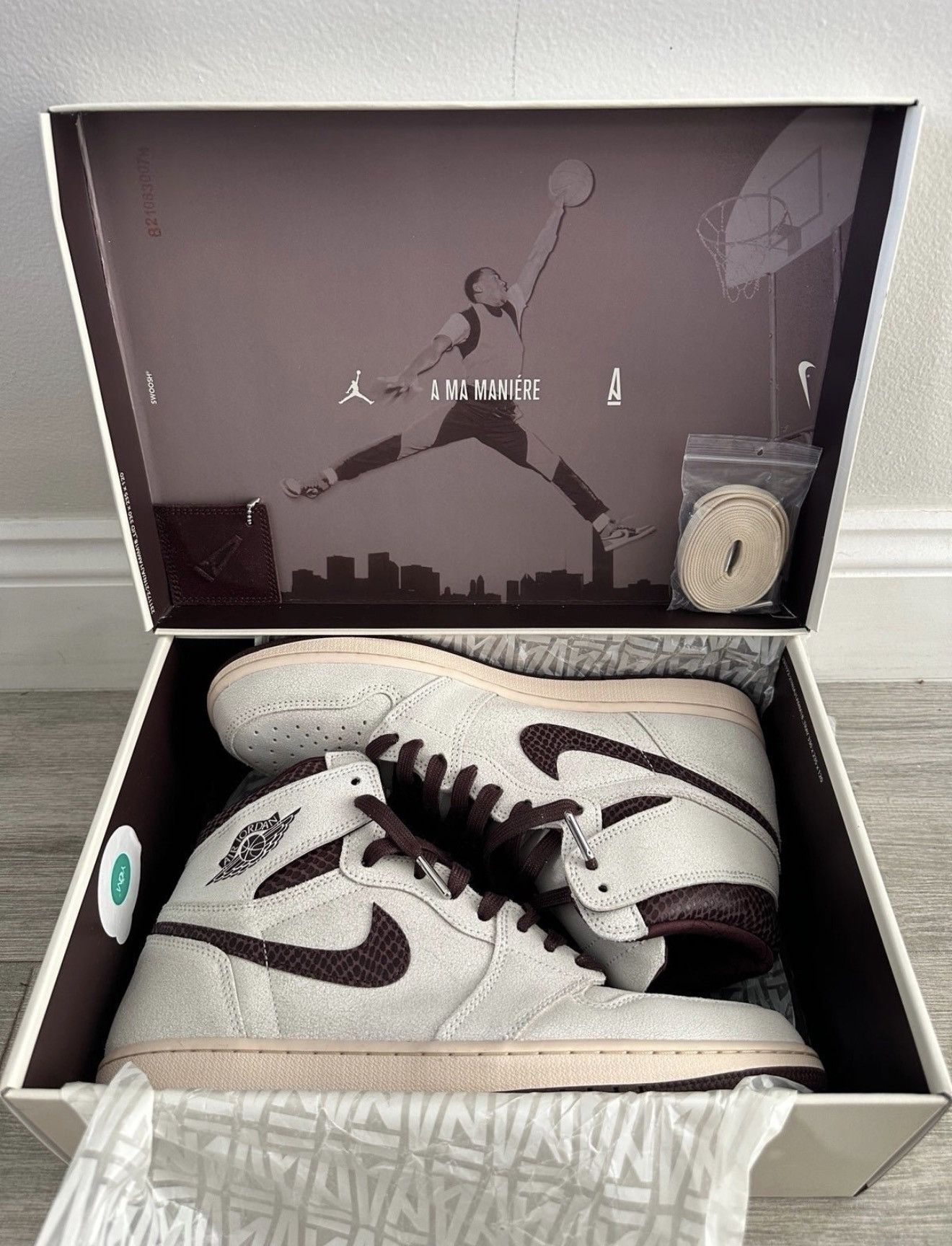 A Ma Maniere × Jordan Brand A Ma Maniere Air Jordan 1 Retro High Sail Burgundy 12 Used Size US 12 / EU 45 - 4 Thumbnail
