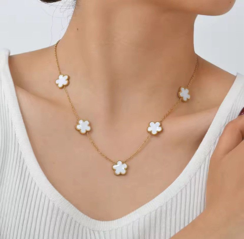 Other Elegant Five Leaf Petals Flower Necklace Size ONE SIZE - 3 Thumbnail