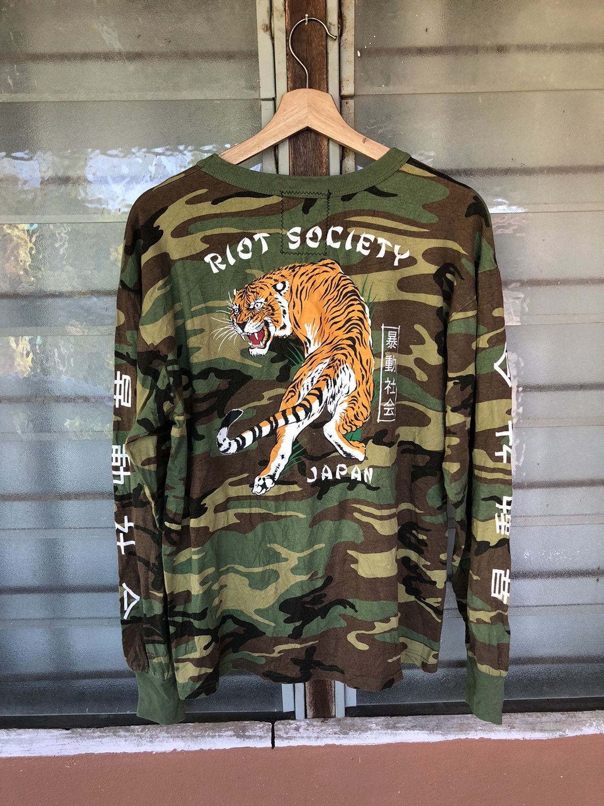 Riot Society Vintage Riot Society Tiger Japan Shirtt Tee Size US L / EU 52-54 / 3 - 2 Thumbnail