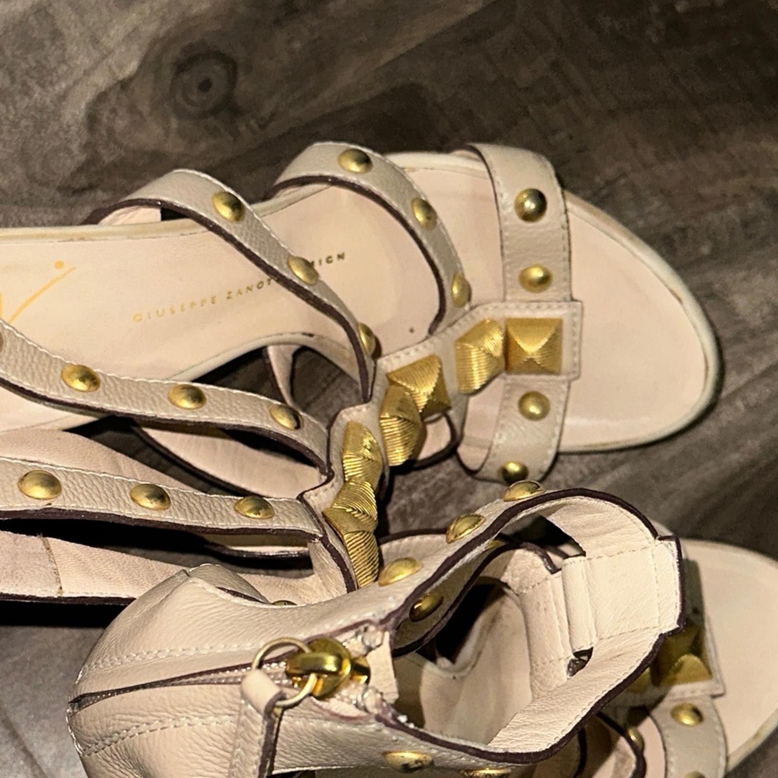 Giuseppe Zanotti Giuseppe Zanotti Nude and Gold Pyramid Stud Heels Size US 7.5 / IT 37.5 - 6 Thumbnail