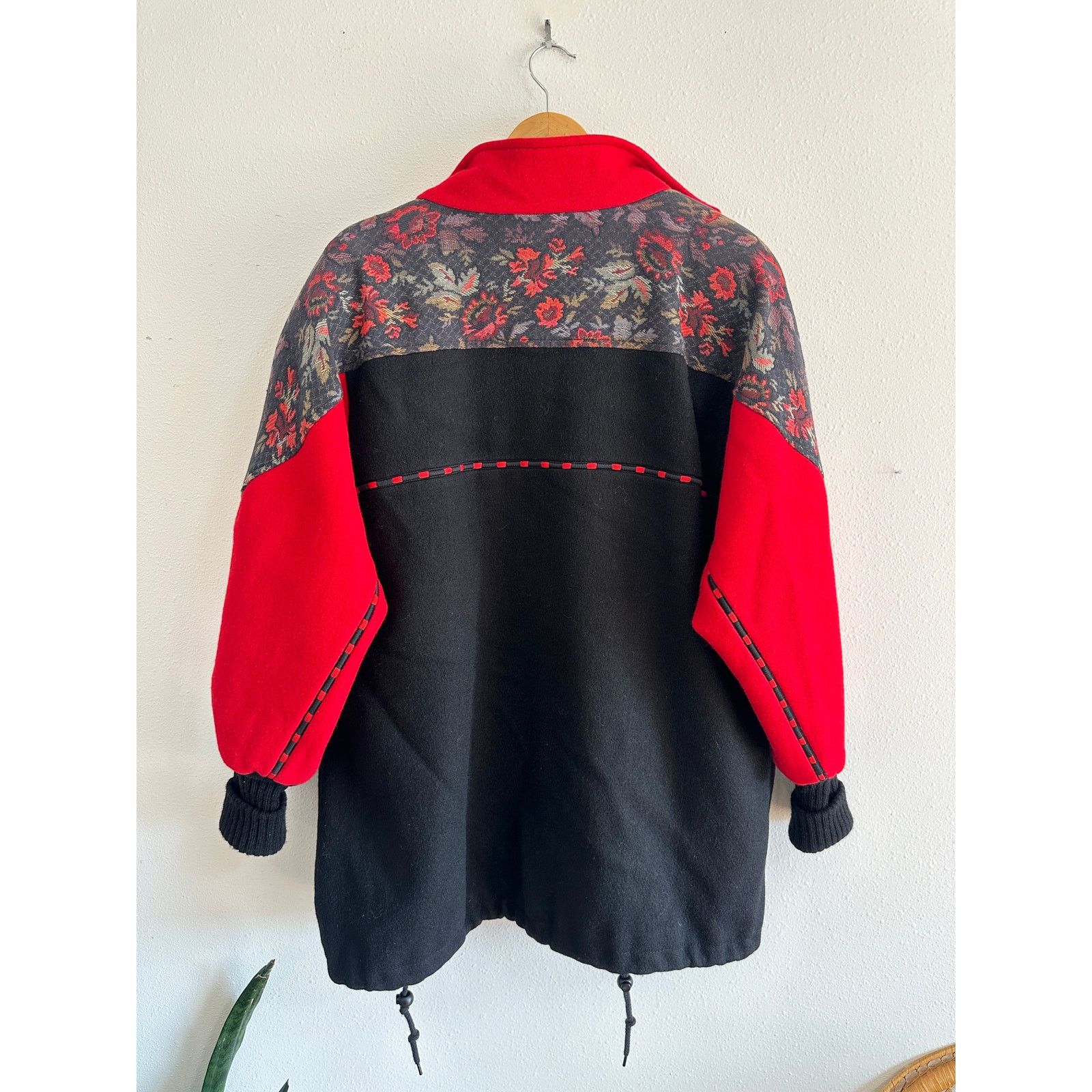 Vintage 80’s Black & Red Tapestry Wool Coat Size XL / US 12-14 / IT 48-50 - 4 Thumbnail