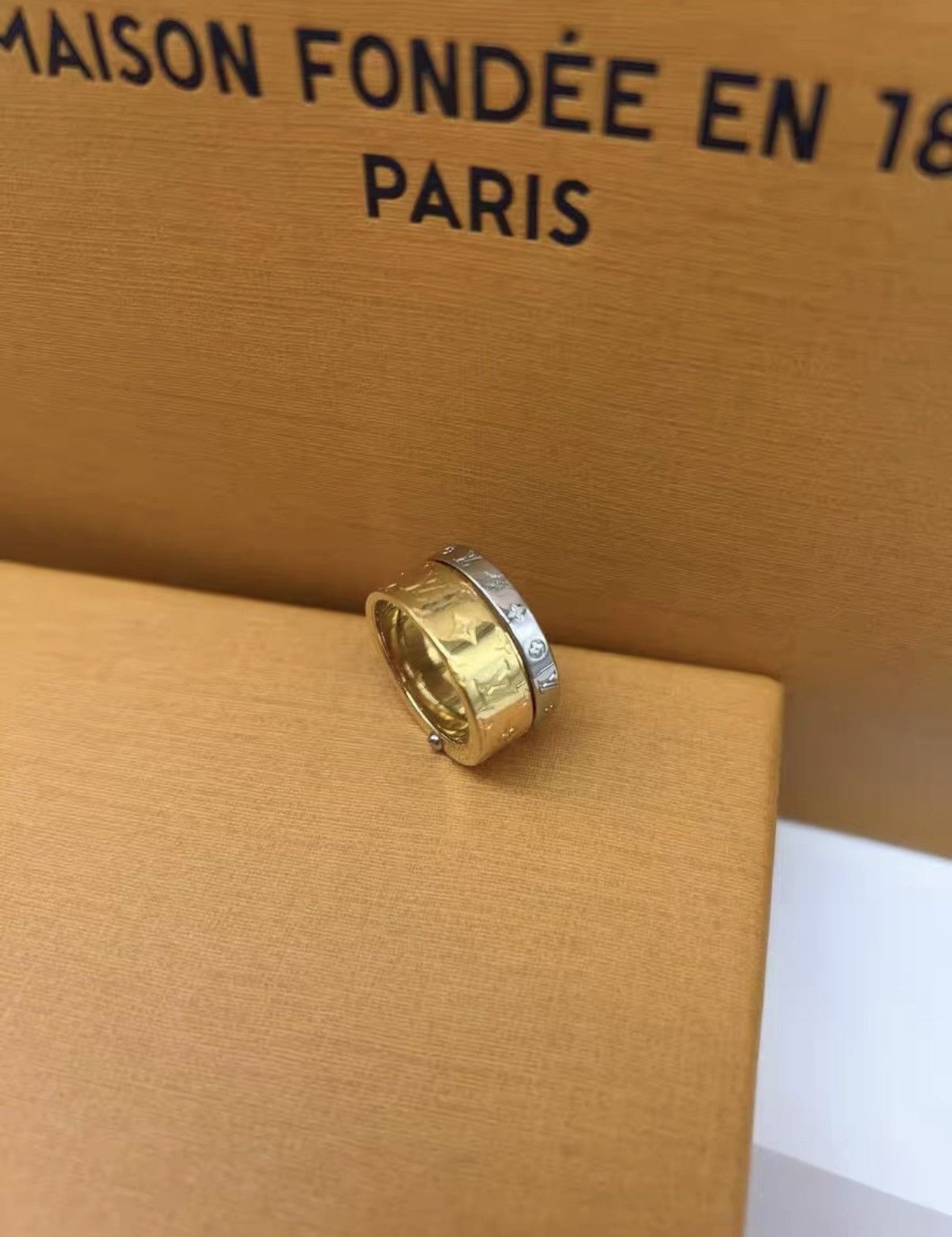 Louis Vuitton Louis Vuitton Logo Double Ring J38 Size ONE SIZE - 1 Thumbnail
