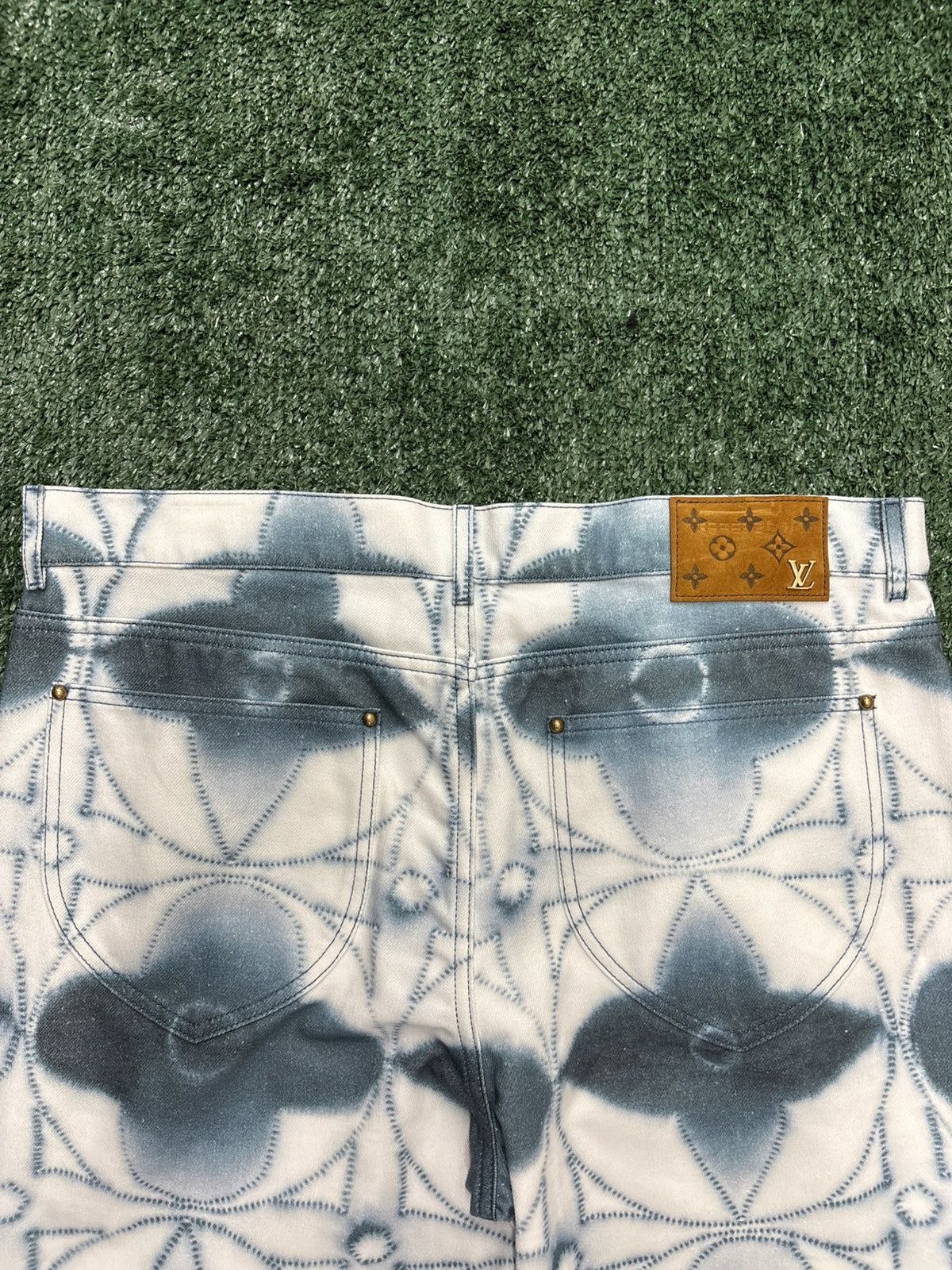Louis Vuitton Louis Vuitton Monogram Spray Denim Jeans White Blue Size 36 Size US 36 / EU 52 - 2 Thumbnail