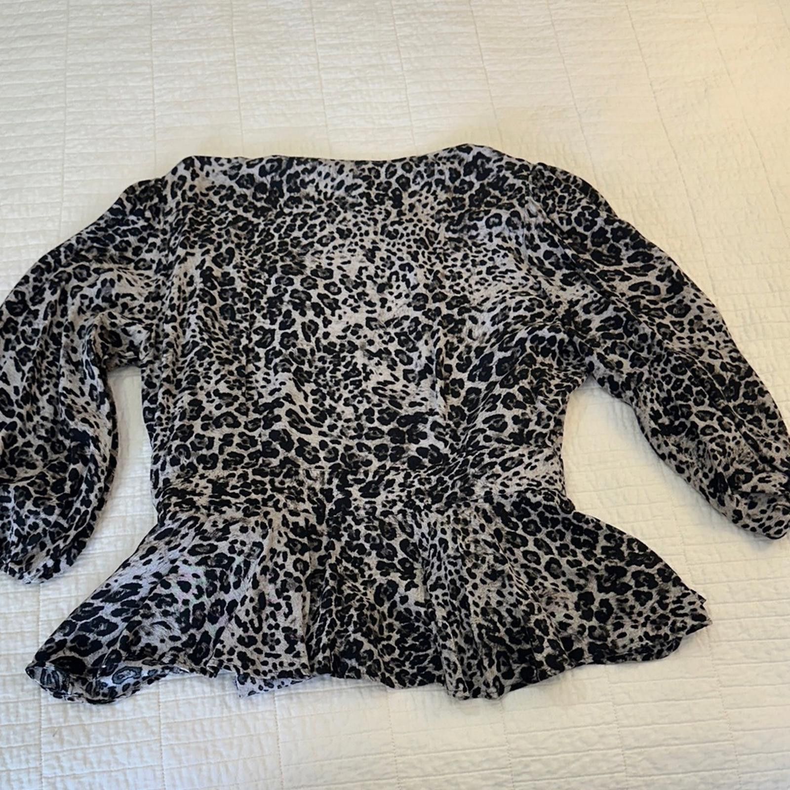 Banana Republic BANANA REPUBLIC Small Wrap Top EUC 3/4 Sleeve Leopard Print Size S / US 4 / IT 40 - 4 Thumbnail