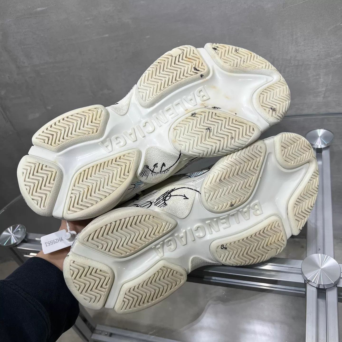 Balenciaga Balenciaga Triple White Graffiti Sneaker 38 Size US 7.5 / IT 37.5 - 7 Thumbnail