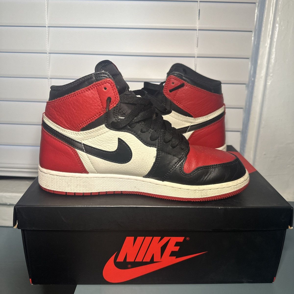 Jordan Brand × Nike Air Jordan 1 Retro High OG BG "Bred Toe" US 7Y Size US 7 / EU 40 - 4 Thumbnail