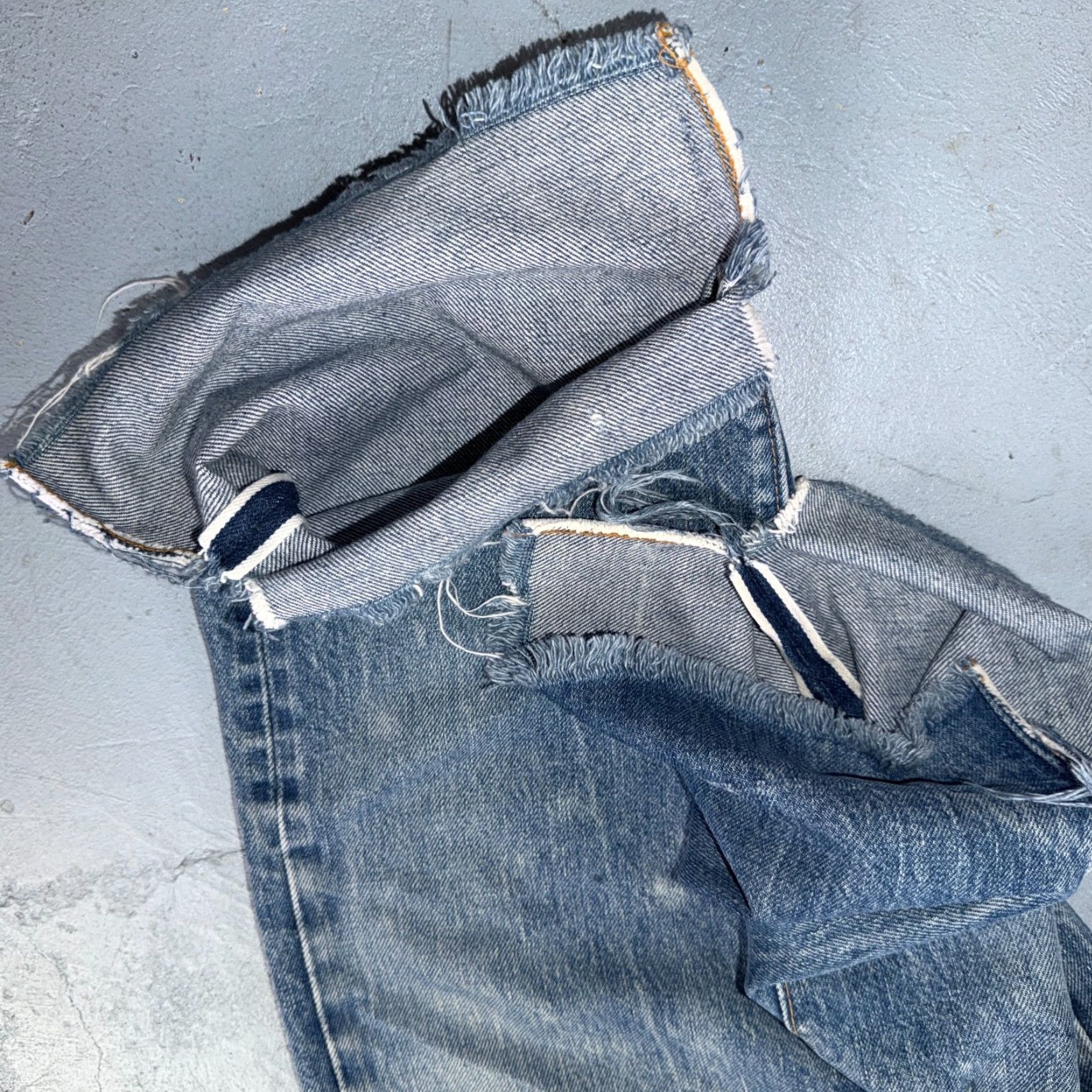 Levi's Levis 501 Jeans Vintage 80s Light Wash Button 5-Pocket Denim USA Mid Rise Classic Fit Men 28x25 Blue Distressed 30x31 Model Levi's 501 Series Size US 28 / EU 44 - 4 Thumbnail
