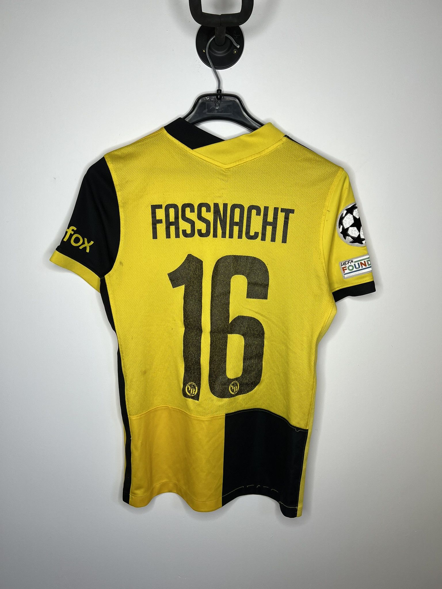 Nike FASSNACHT #16 YOUNG BOYS 2021 2022 HOME FOOTBAL SHIRT SOCCER Size US S / EU 44-46 / 1 - 2 Thumbnail