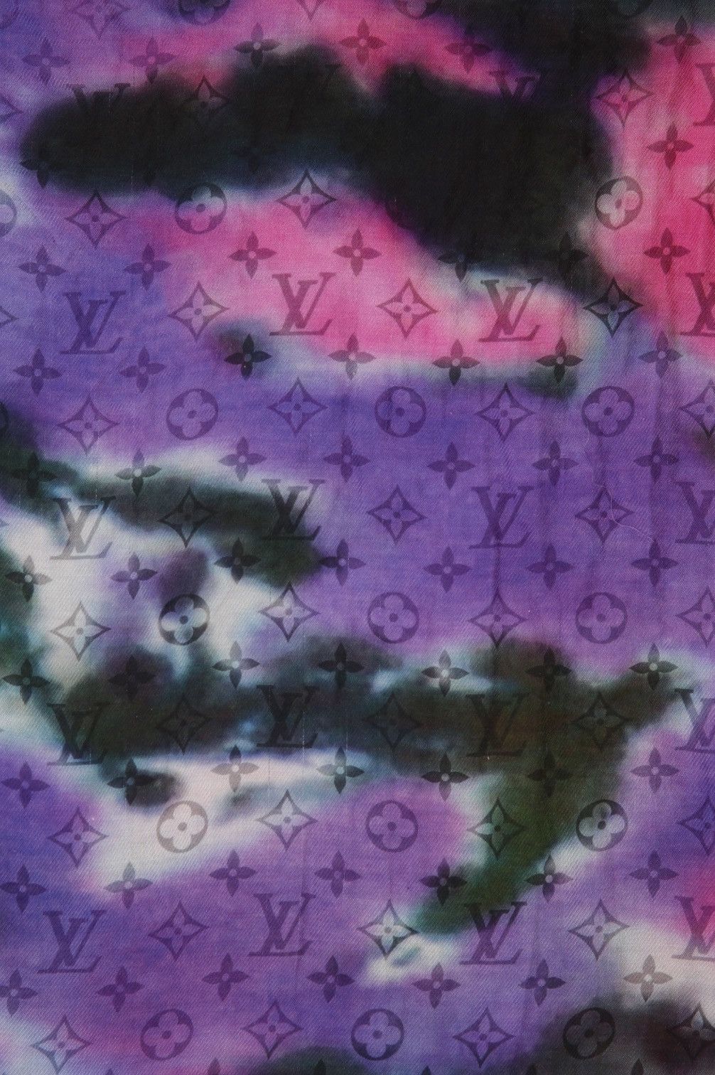 Louis Vuitton Louis Vuitton Tie-Dye Camo Monogram Scarf Size ONE SIZE - 3 Thumbnail