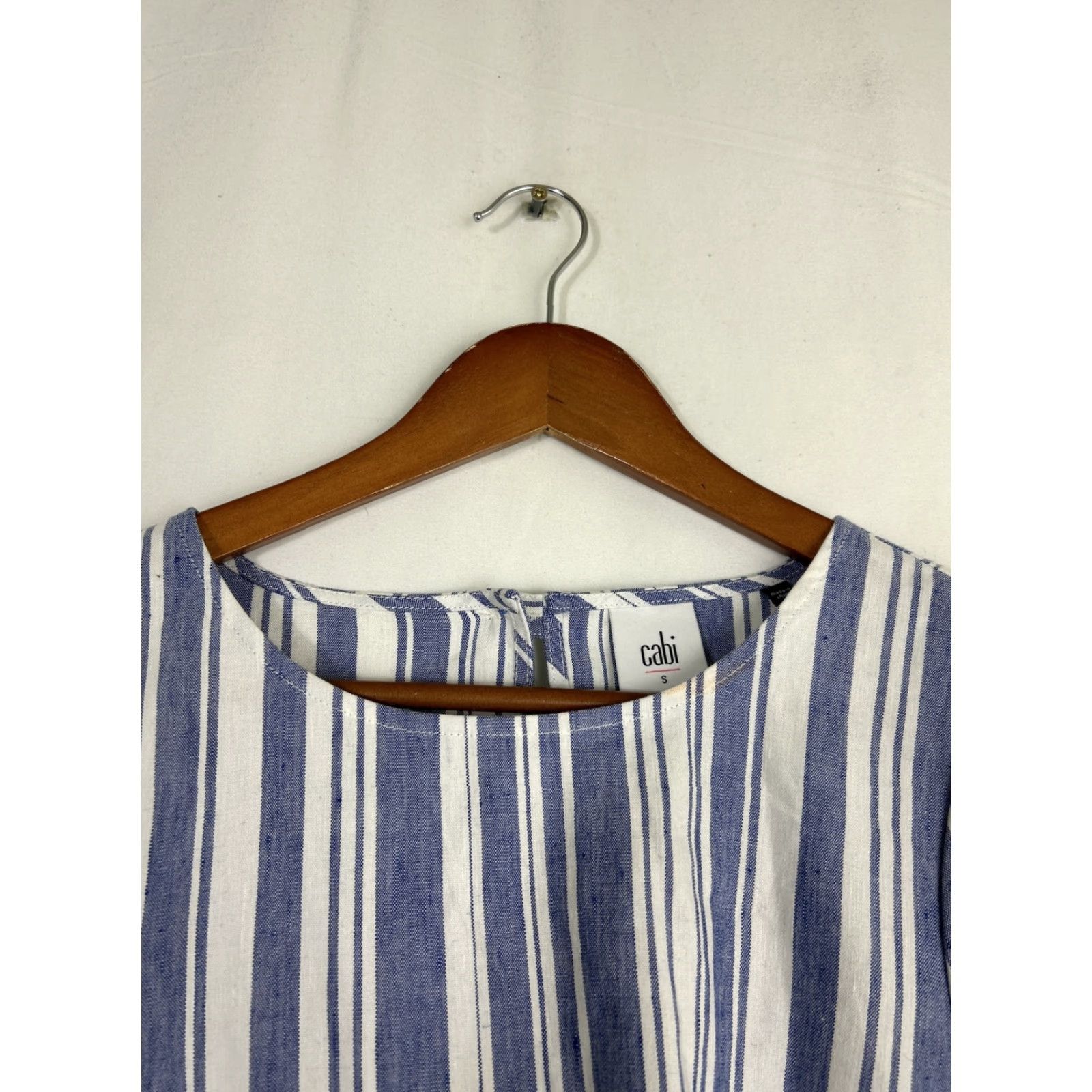 Vintage CAbi Blouse Shirt Striped Wing Tunic Top Short Sleeve Size S Blue White Linen Seersucker Keyhole Button Casual Vintage No N/A (remove N/A) Size S / US 4 / IT 40 - 3 Thumbnail