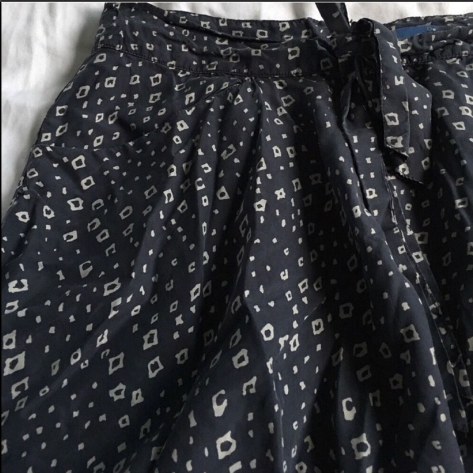 Anthropologie ANTHROPOLOGIE Lil' Silk Grey Navy White Printed Mini Skirt Size 34" / US 12 / IT 48 - 5 Thumbnail