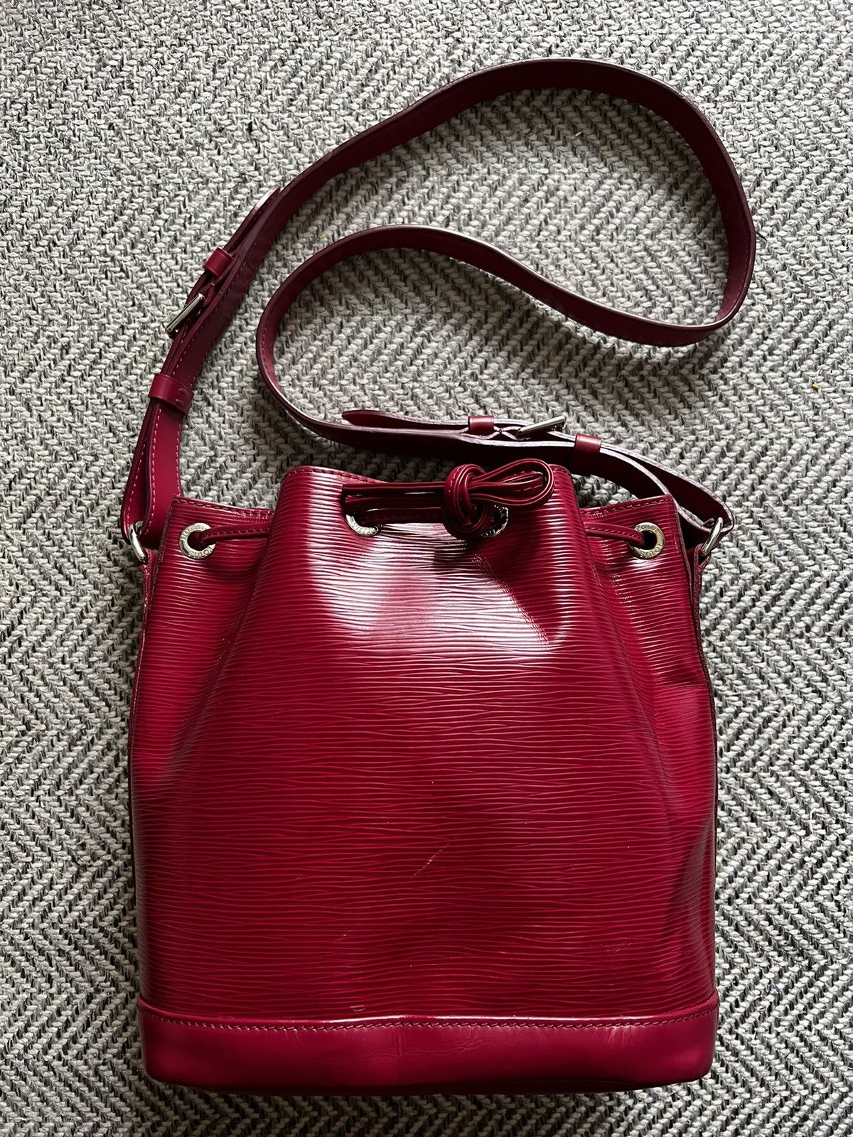 Louis Vuitton Louis Vuitton Fuchsia Epi Leather Noe BB Bag Size ONE SIZE - 1 Thumbnail