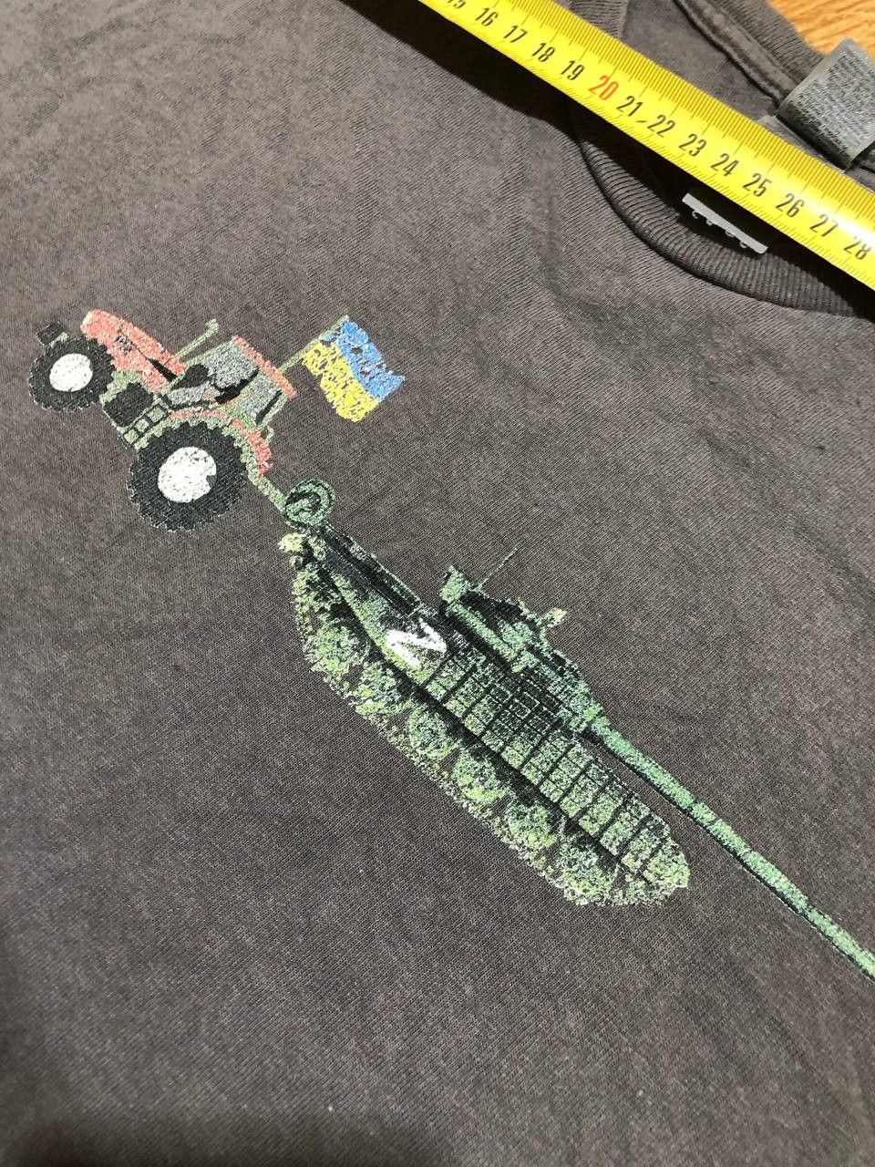 Gildan Support UKRAINE tractor pulling T-72 Russian tank cotton TEE Size US L / EU 52-54 / 3 - 9 Thumbnail