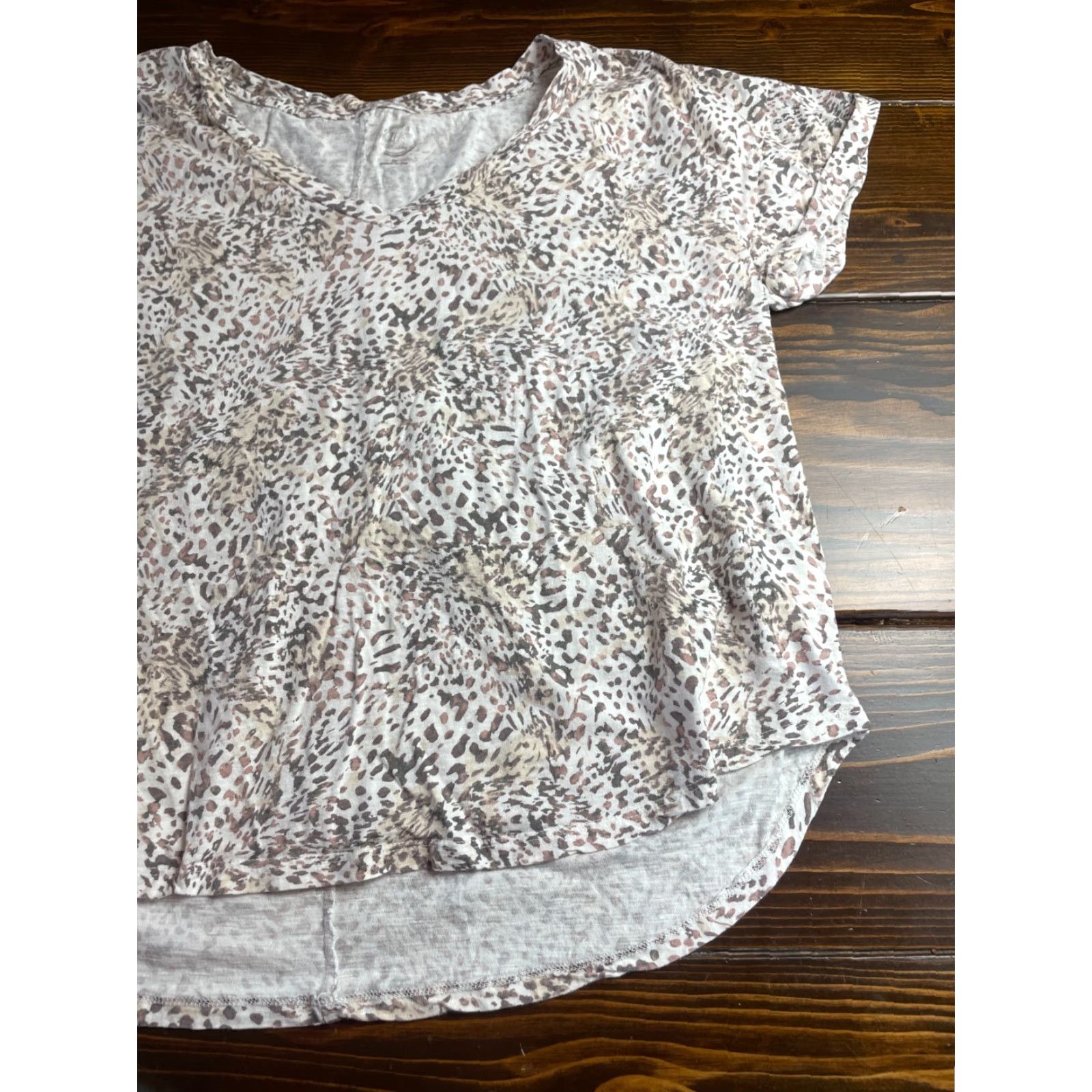 Vintage 24/7 by Maurices Tee Blouse Women's 24W White Tan Pattern High-Low V-Neck T-Shirt Womens Size 24W White Tan Pattern High-Low V-Neck Size 4XL / US 24-26 - 3 Thumbnail