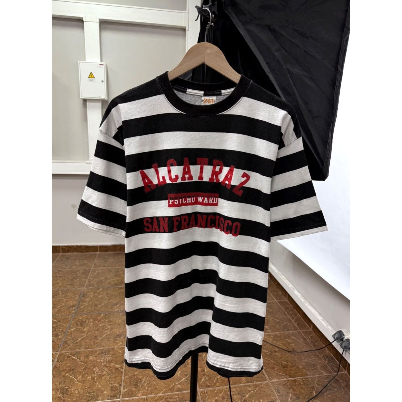 Vintage VINTAGE Alcatraz Psycho Ward San Francisco T-Shirt Y2K XL Men Black/White 90s 213 Shirt Mens Size US XL / EU 56 / 4 - 2 Thumbnail
