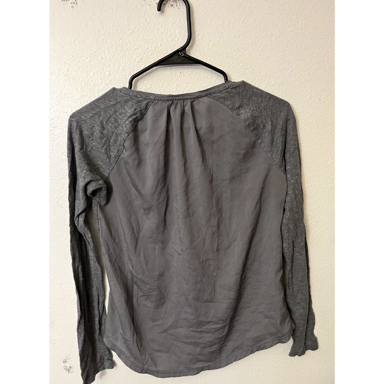 Banana Republic Banana Republic Gray Long Sleeve V-Neck T-Shirt Women XS Classic Fit Cotton Size XS / US 0-2 / IT 36-38 - 3 Thumbnail