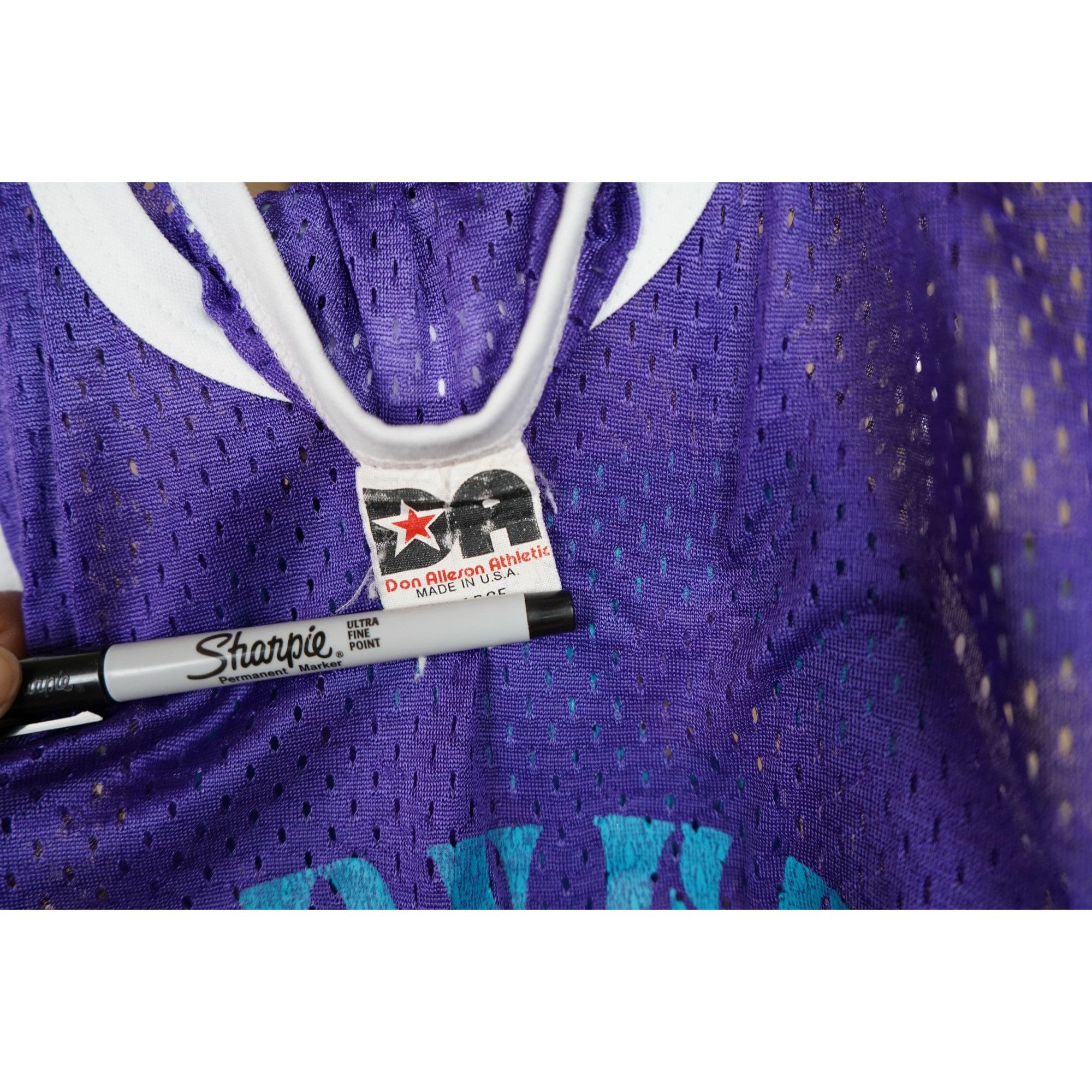 NBA × Vintage Vintage Hornets Basketball Jersey Men's M #439 Size US M / EU 48-50 / 2 - 5 Thumbnail
