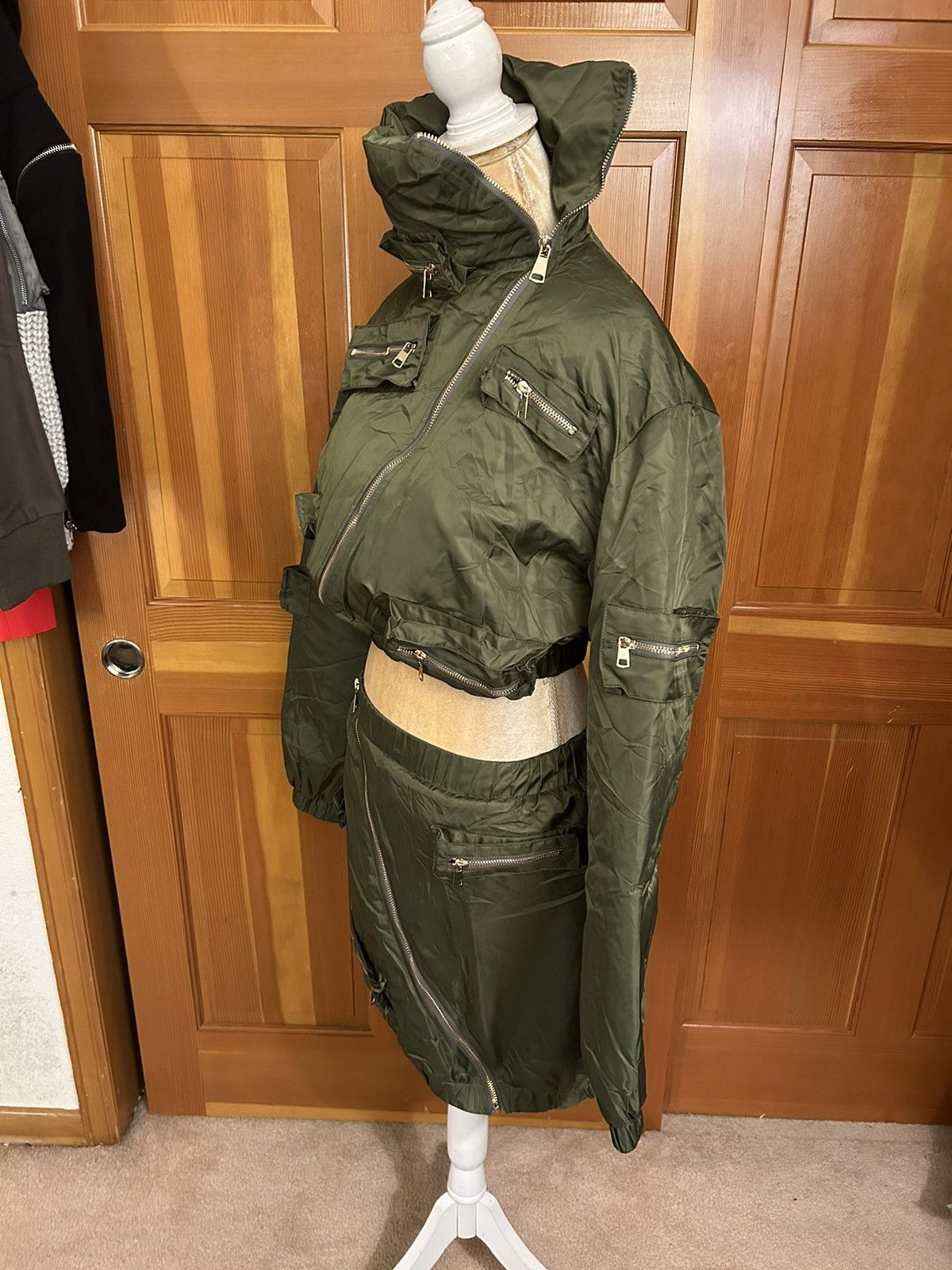 Designer × Other NWT, Lavishly Paris Army Green Two Piece Puffer Suit. Size M / US 6-8 / IT 42-44 - 8 Thumbnail