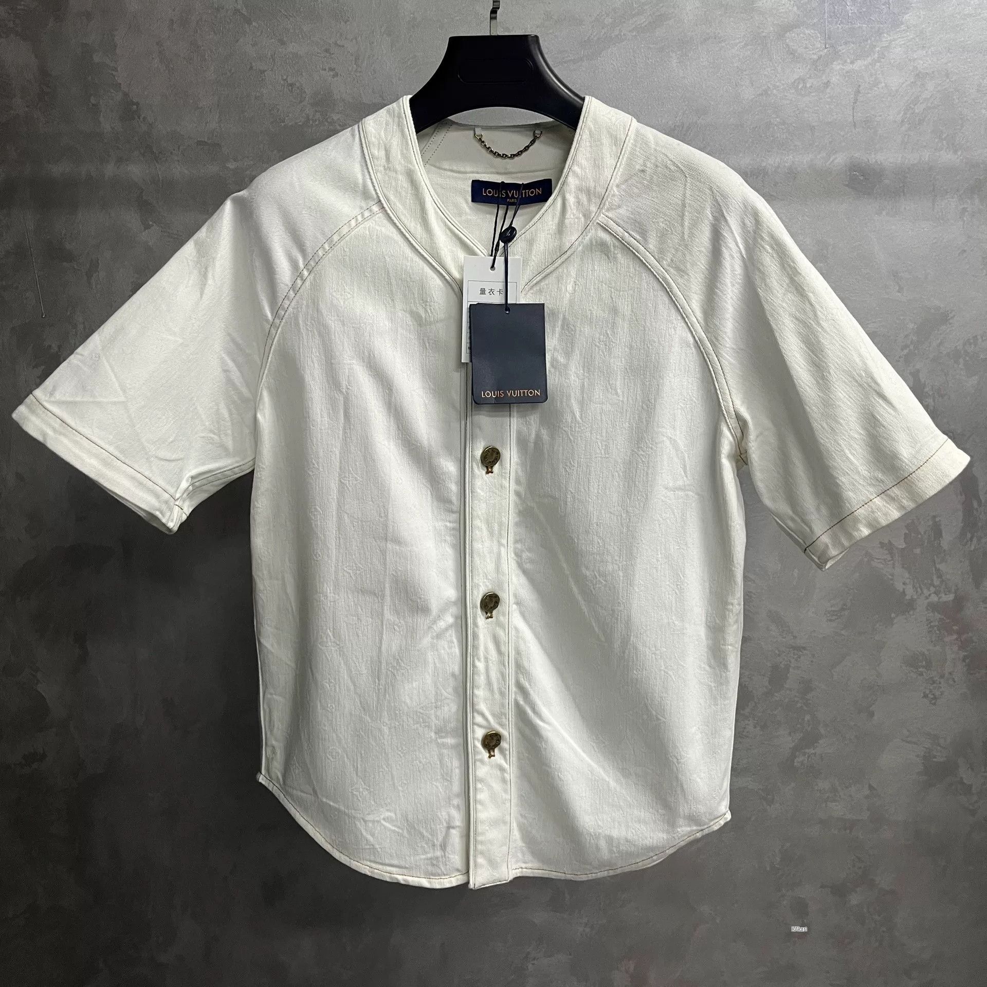 Louis Vuitton Louis Vuitton White Embossed Short-Sleeve Shirt Size US S / EU 44-46 / 1 - 1 Thumbnail