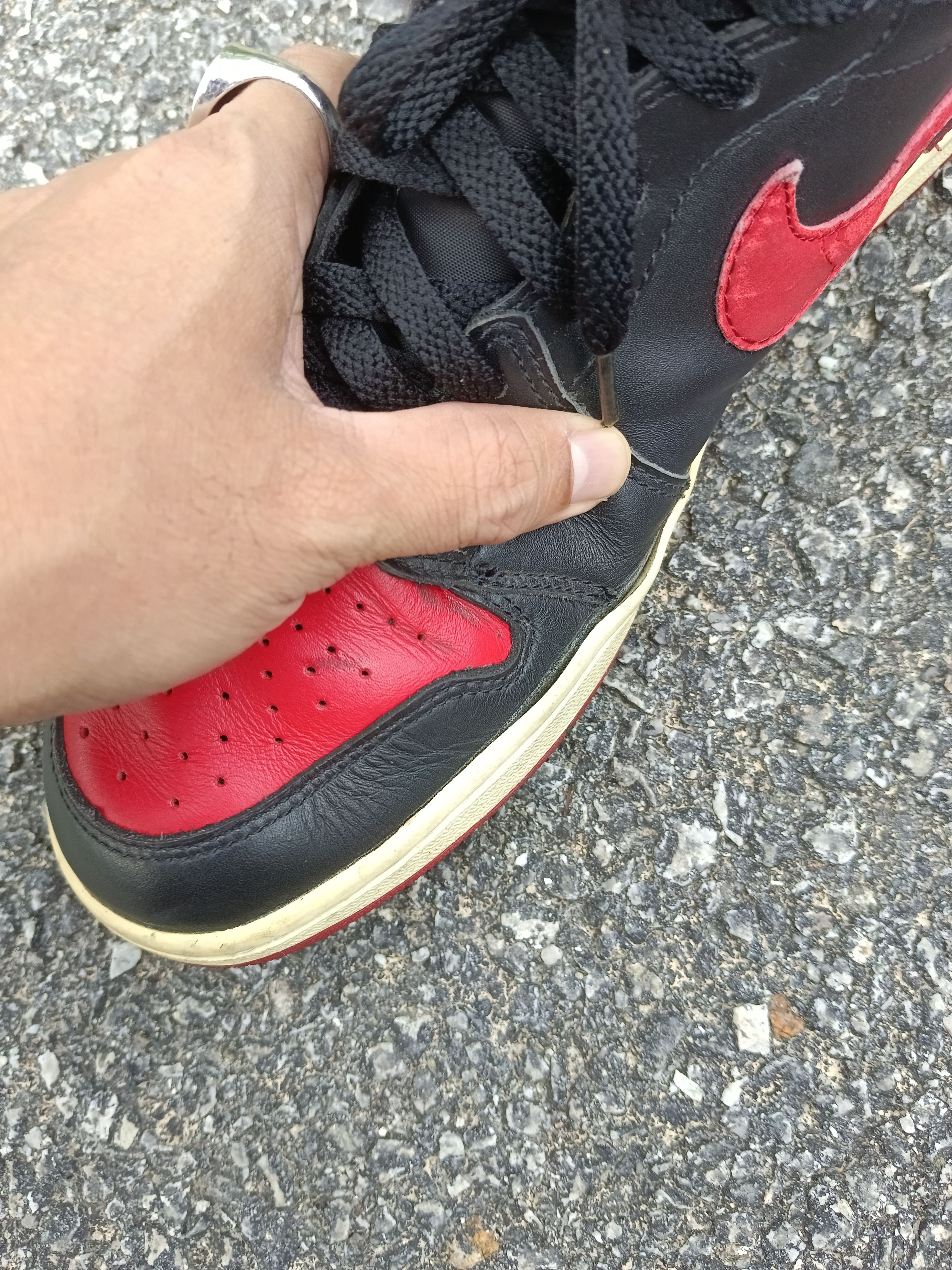 Jordan Brand NIKE AIR JORDAN 1 RETRO BRED 2001 VINTAGE SNEAKERS Size US 10 / EU 43 - 7 Thumbnail