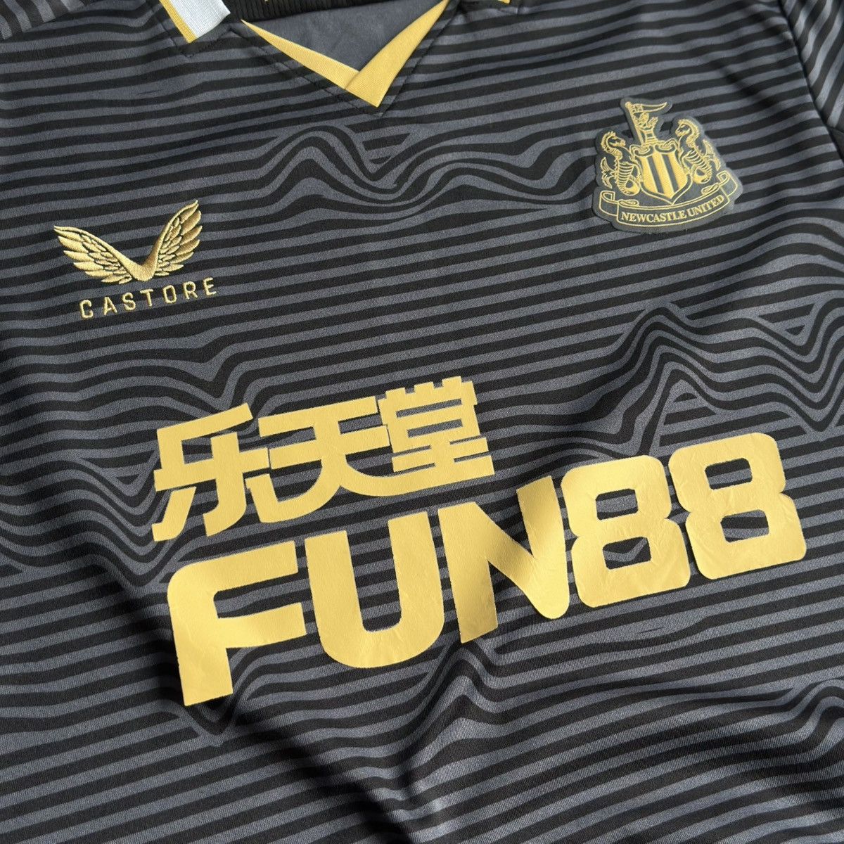 Castore Newcastle United FC 2021/22 Third Soccer Jersey Football Size US XL / EU 56 / 4 - 4 Thumbnail