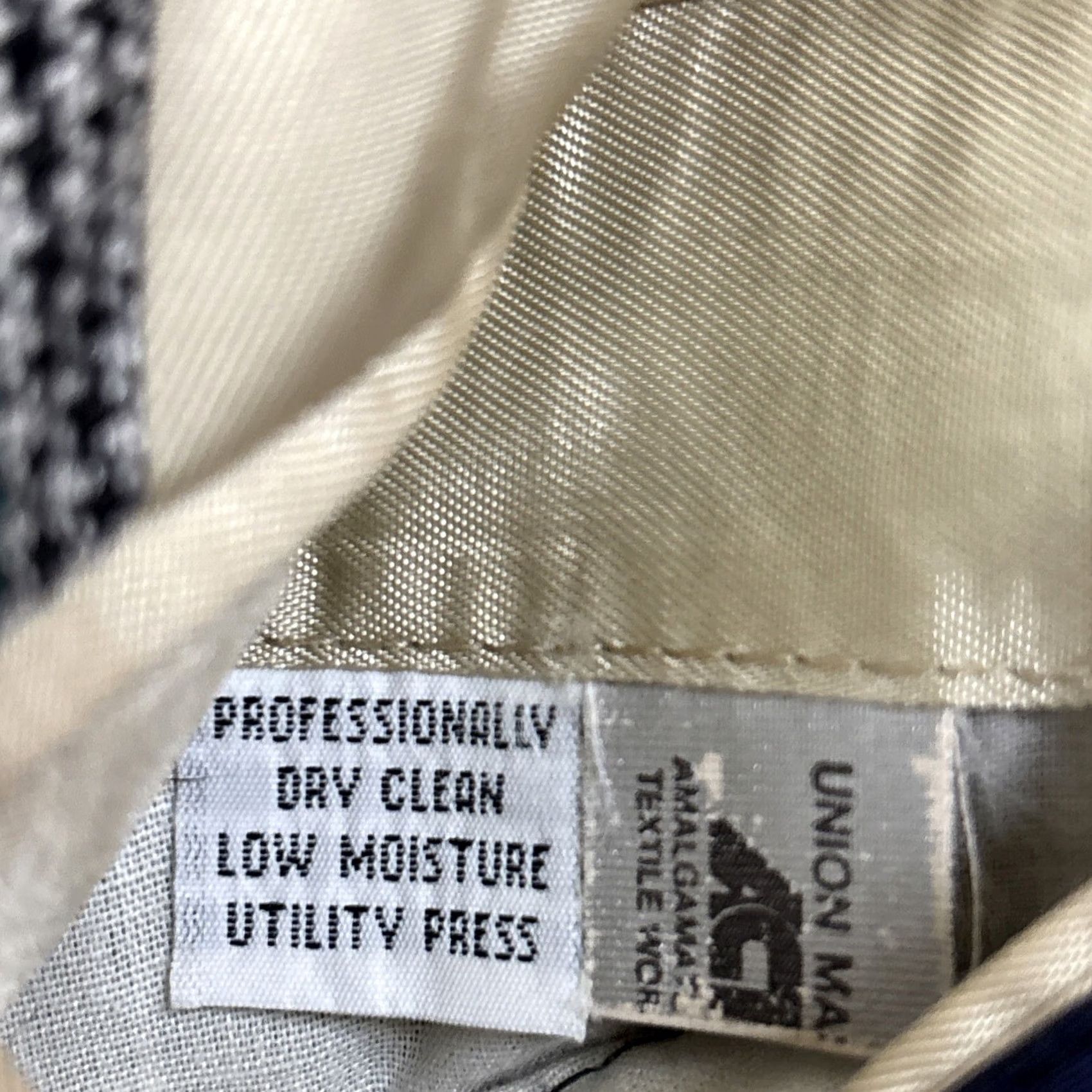 Vintage VINTAGE Cricketeer Stuart Gibbs Sports Coat Houndstooth 2 Button Gray 42 Mens Coat / Sport Coat / 2 Piece / Regular / Gray / United States Size US XS / EU 42 / 0 - 3 Thumbnail