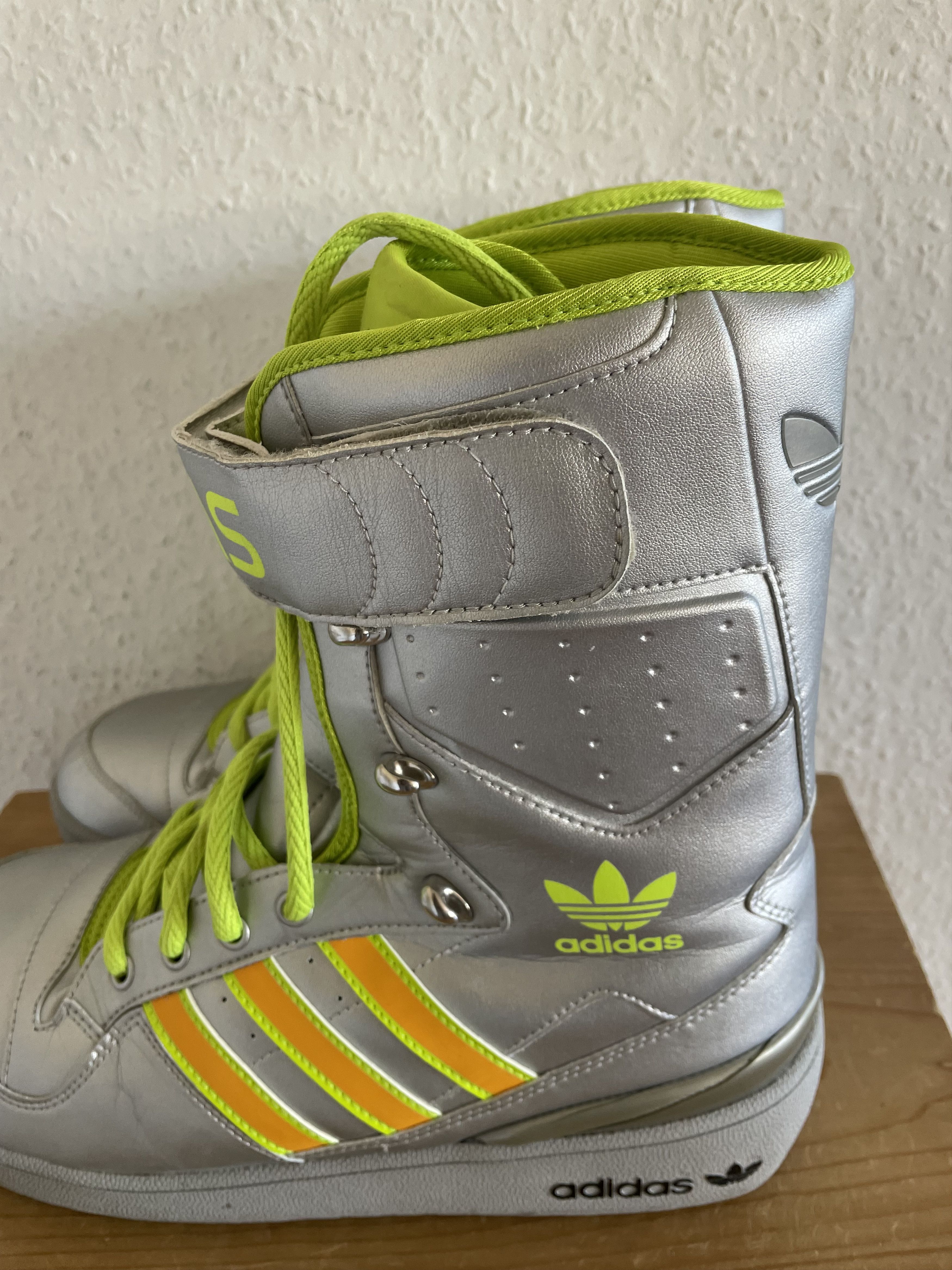 Adidas × Jeremy Scott JS Snow Moon Boot Silver Neon Size US 9.5 / EU 42-43 - 9 Thumbnail